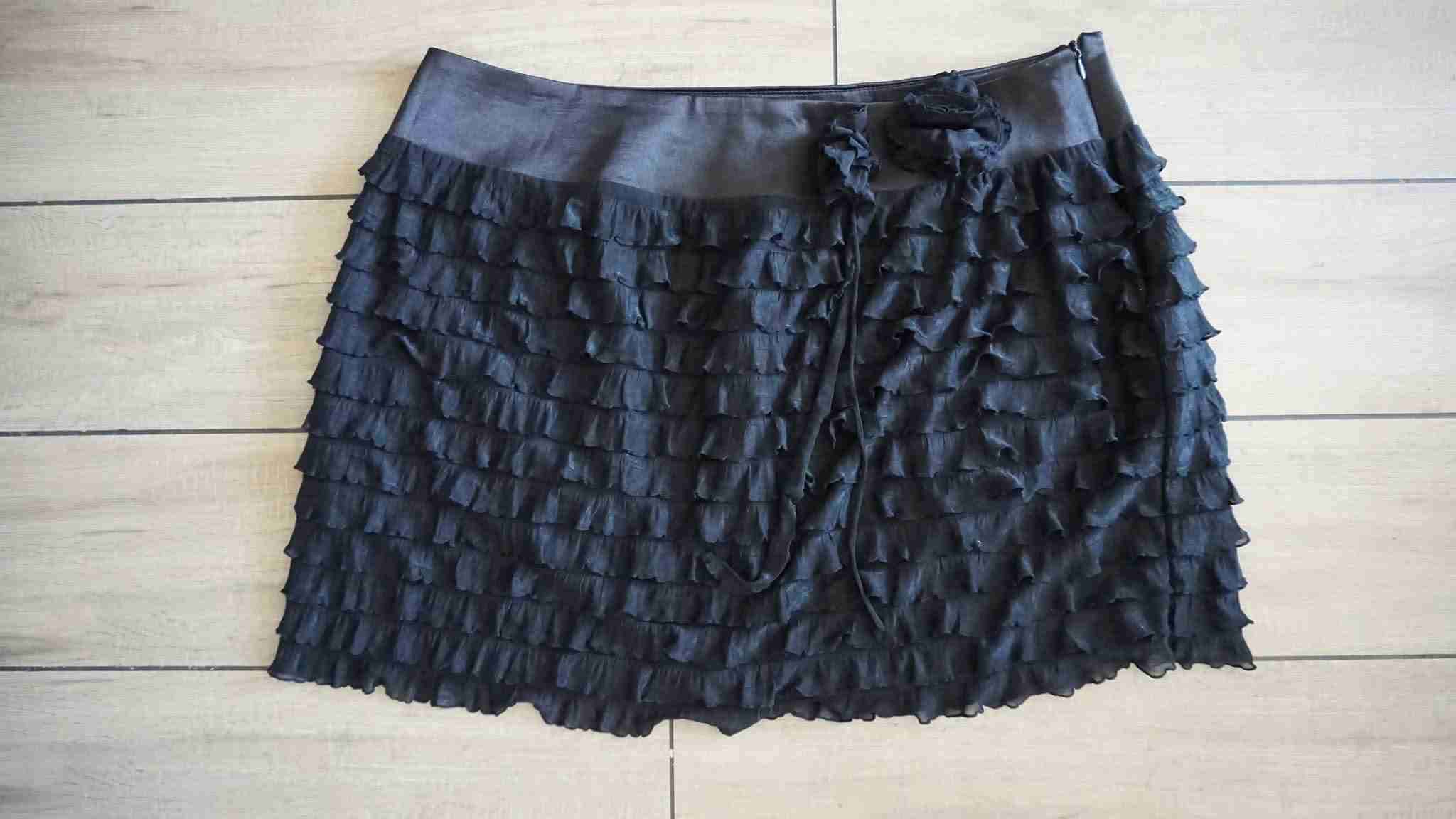 Falda corta negra con vuelos