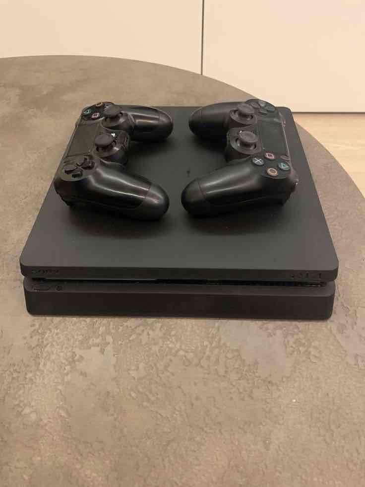 Consola PlayStation 4 con dos controles