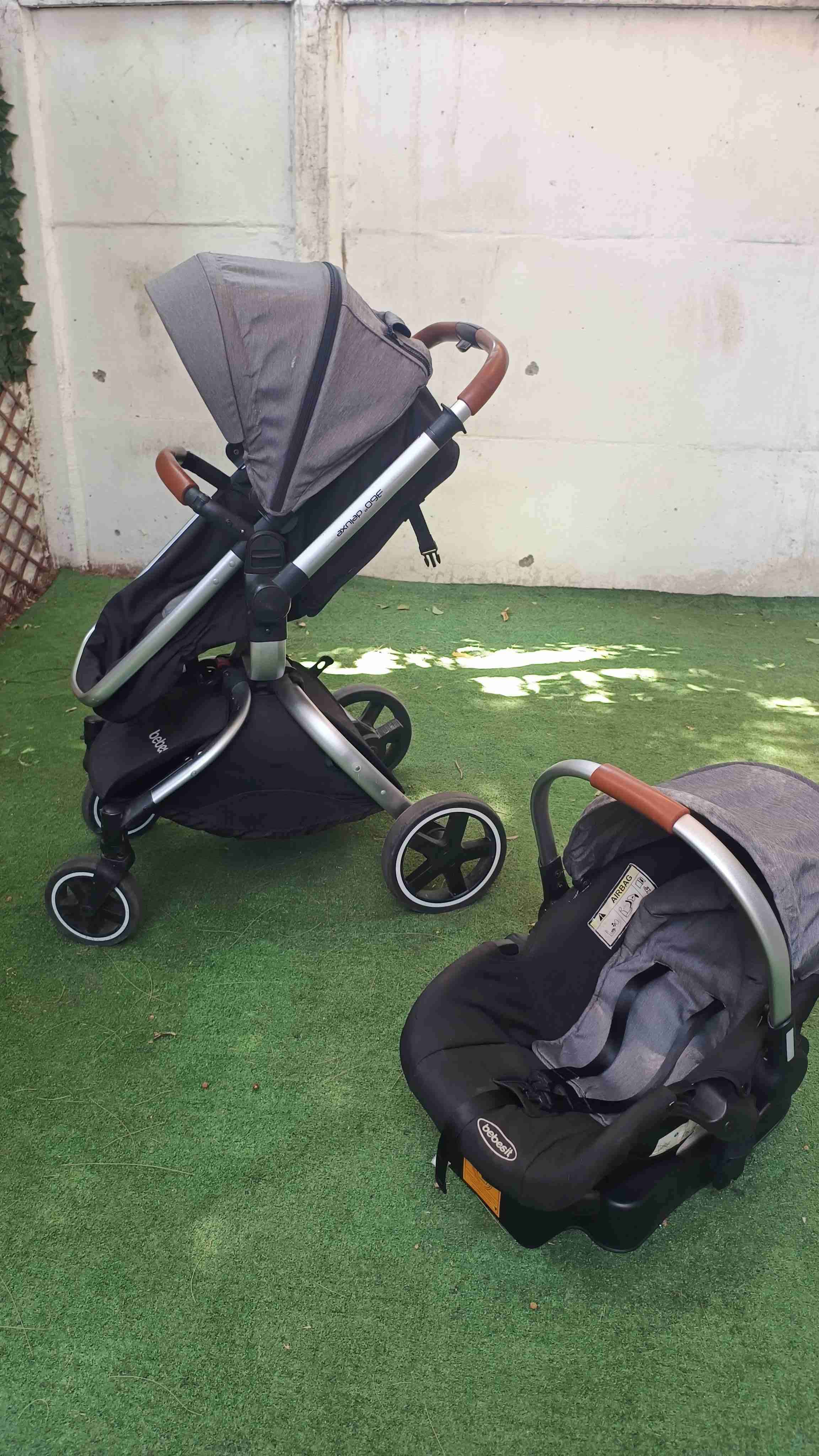 Coche de bebé gris con huevito - miniatura 1