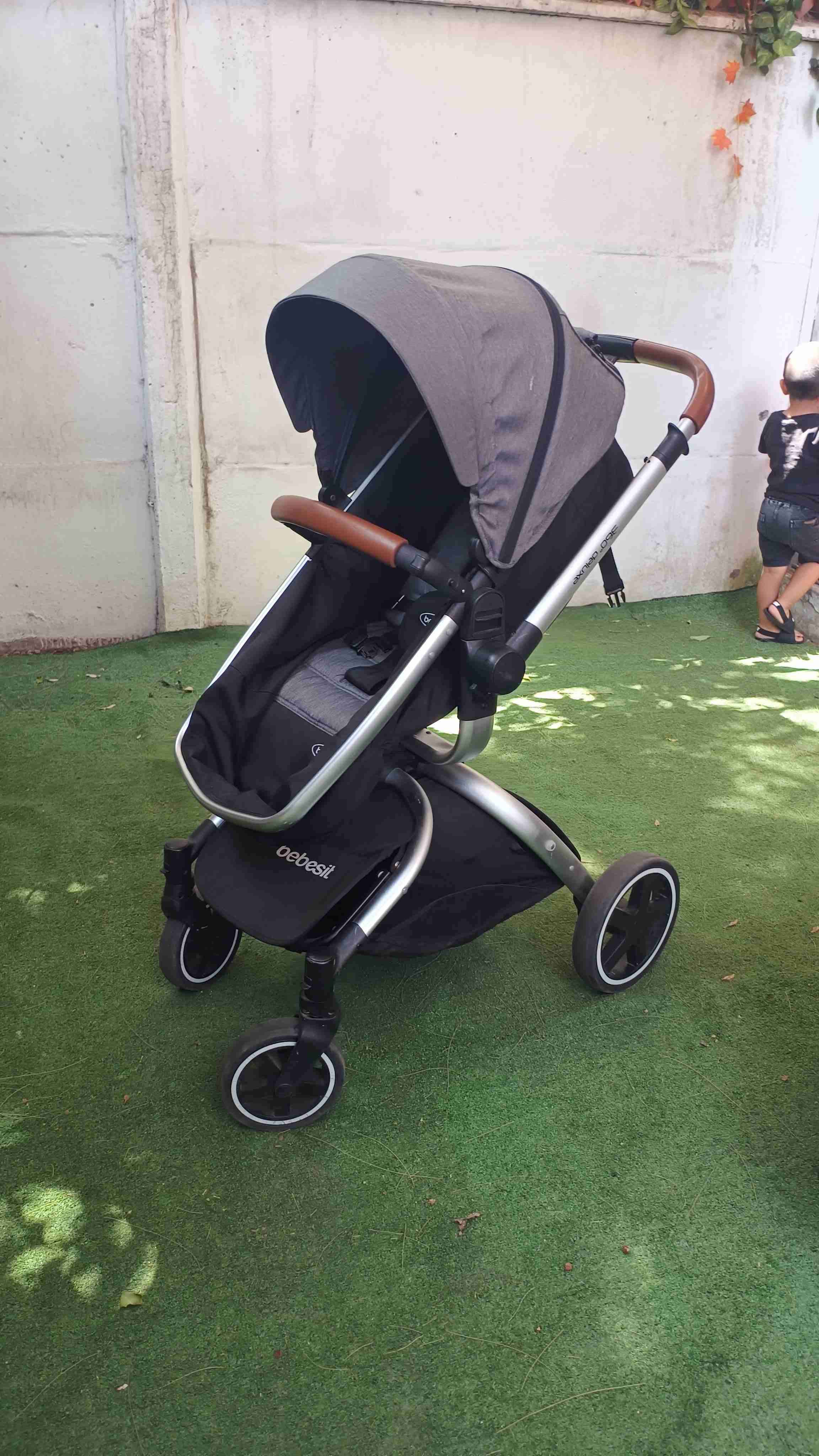 Coche de bebé gris con huevito - miniatura 2