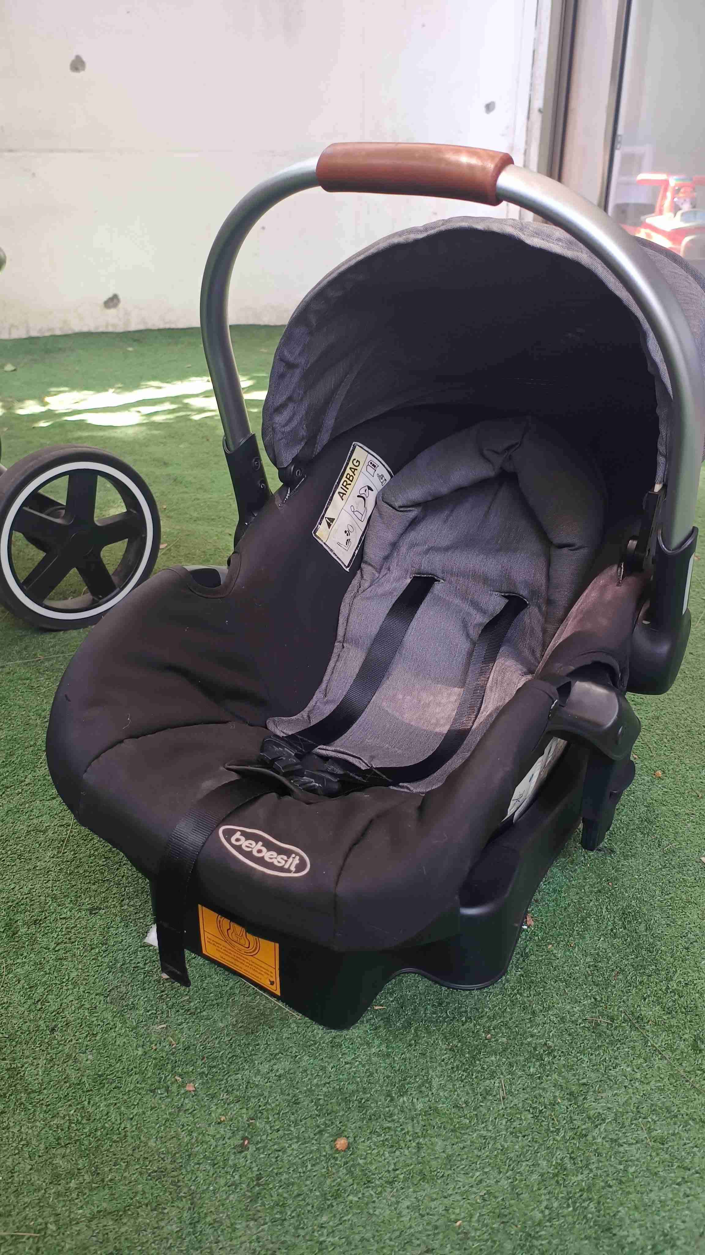 Coche de bebé gris con huevito - miniatura 3