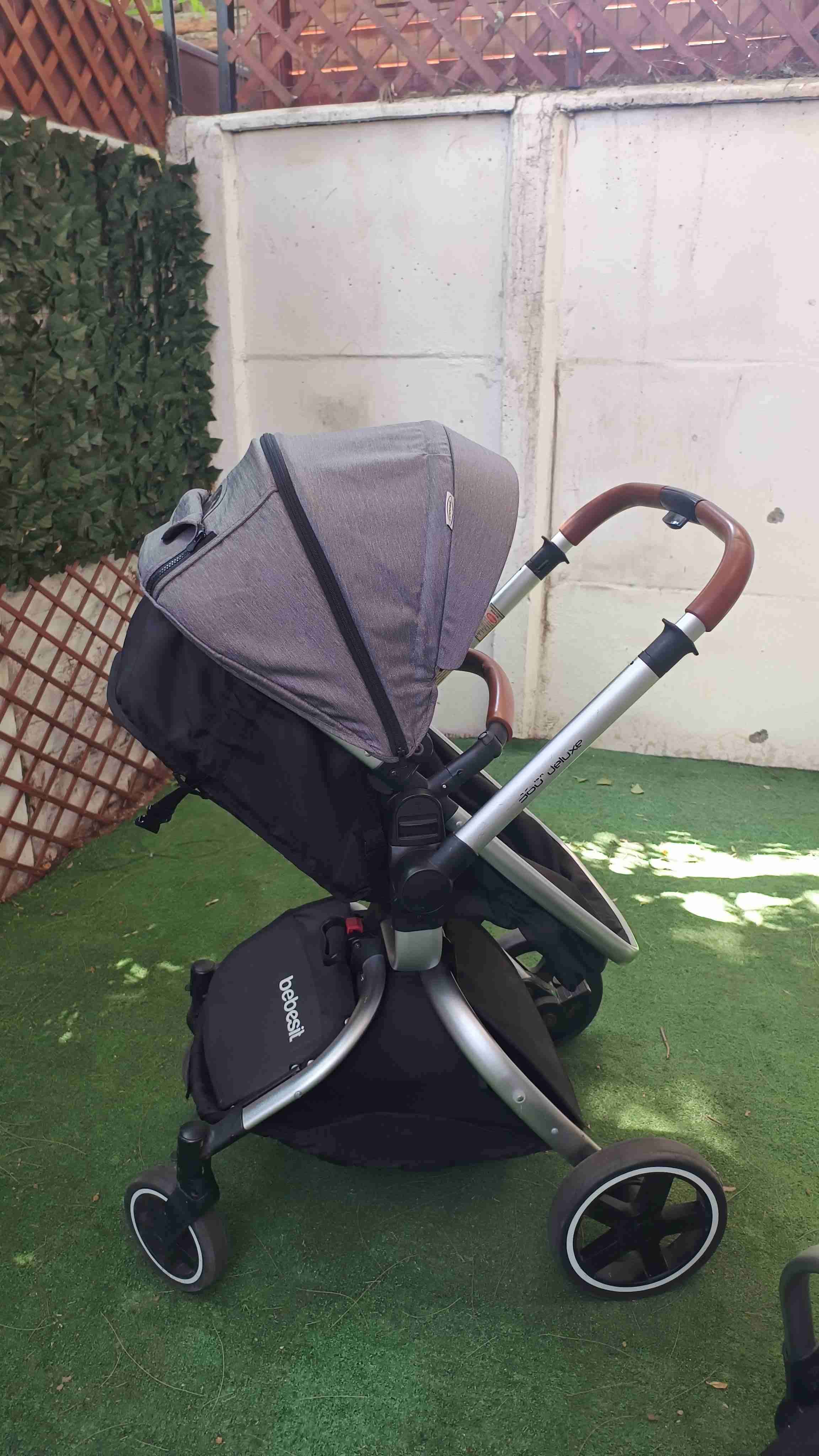 Coche de bebé gris con huevito - miniatura 4