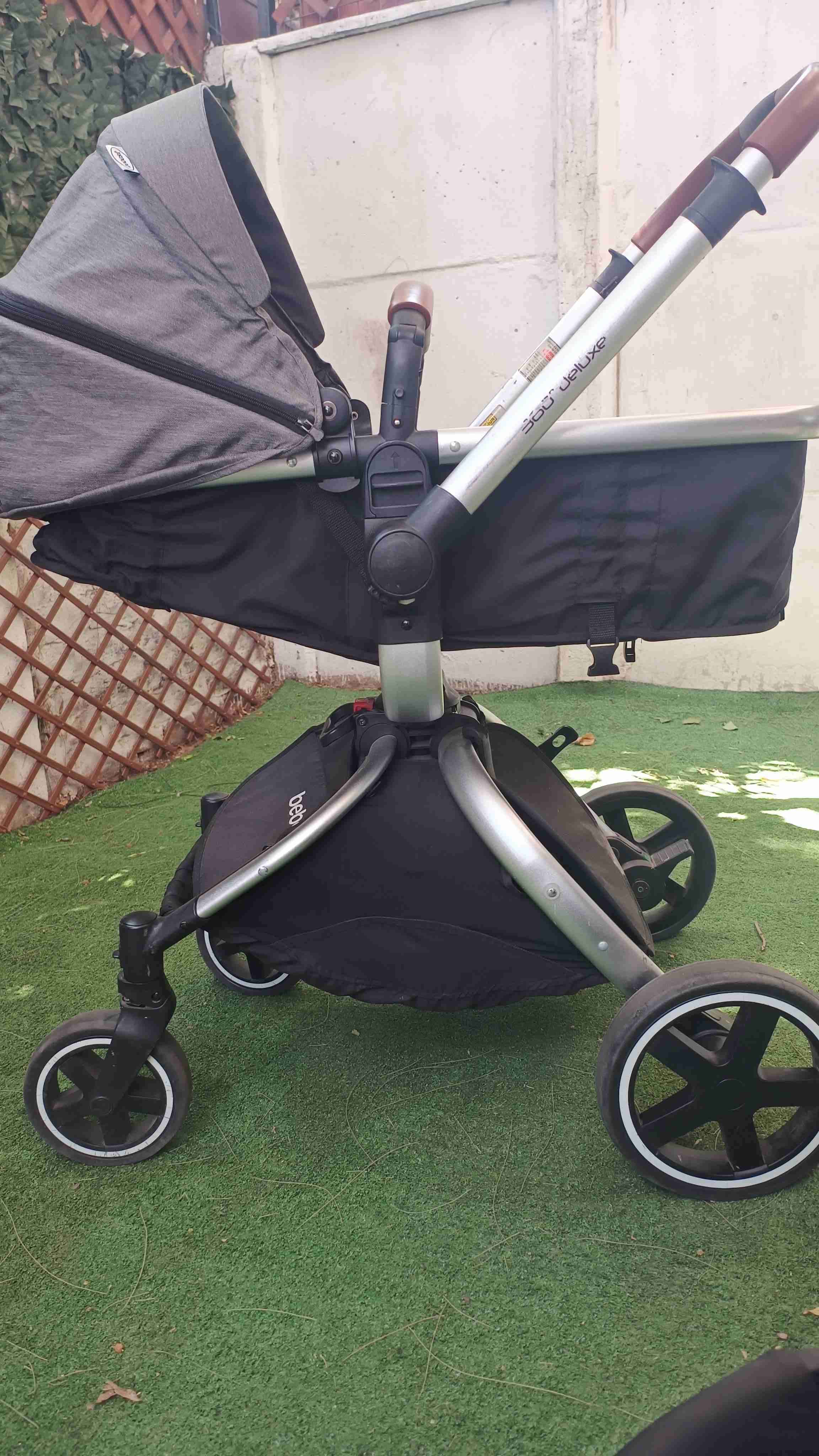 Coche de bebé gris con huevito - miniatura 5