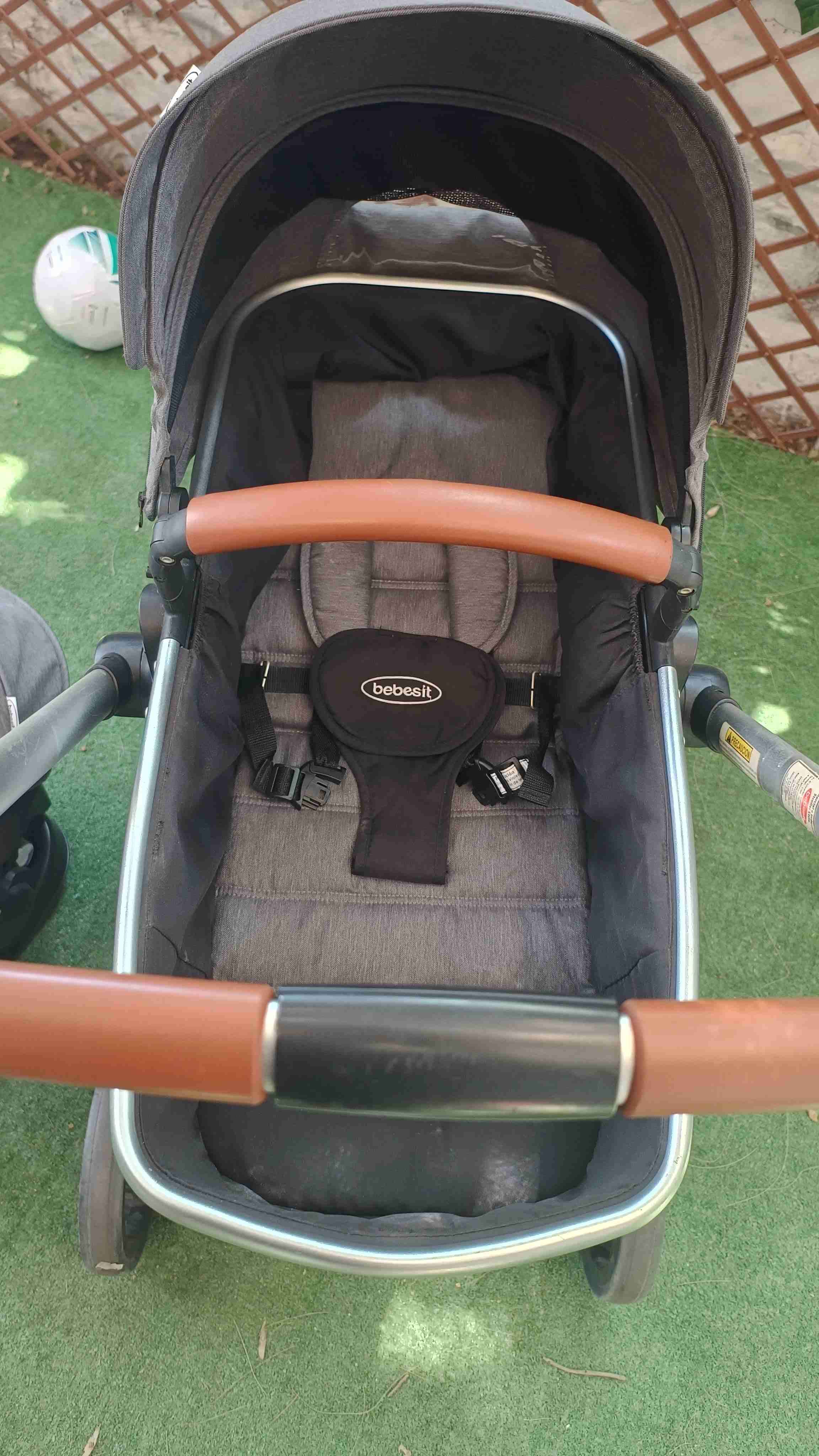 Coche de bebé gris con huevito - miniatura 6