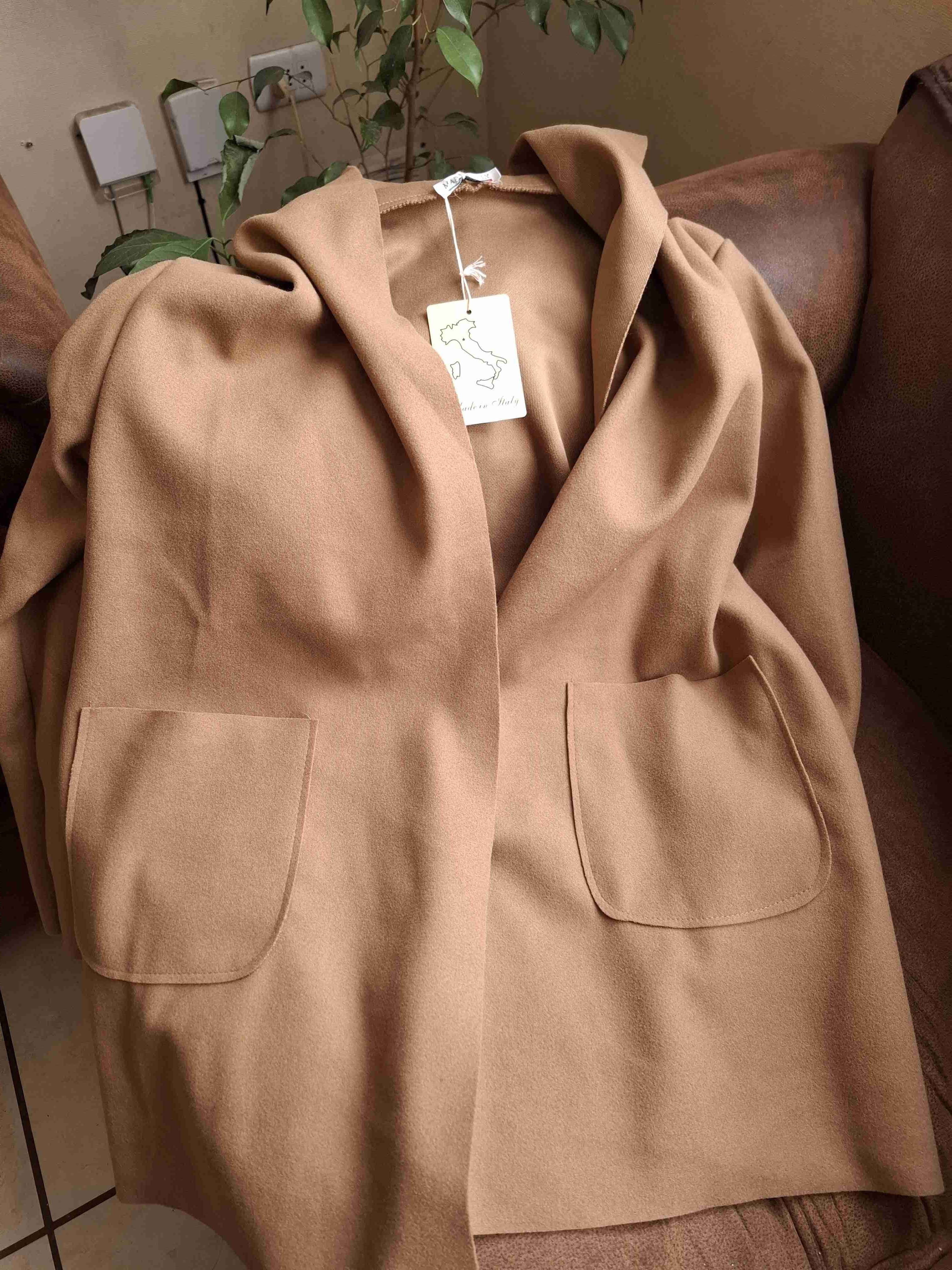 Abrigo camel con capucha