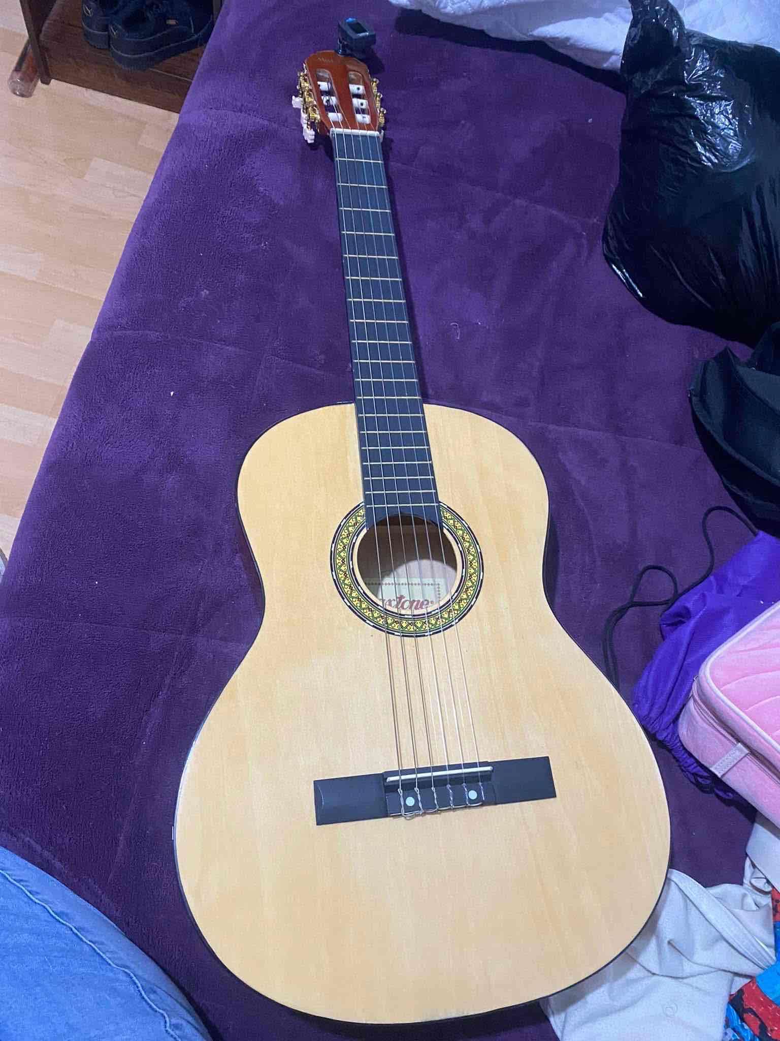 Guitarra clásica de madera - miniatura 1