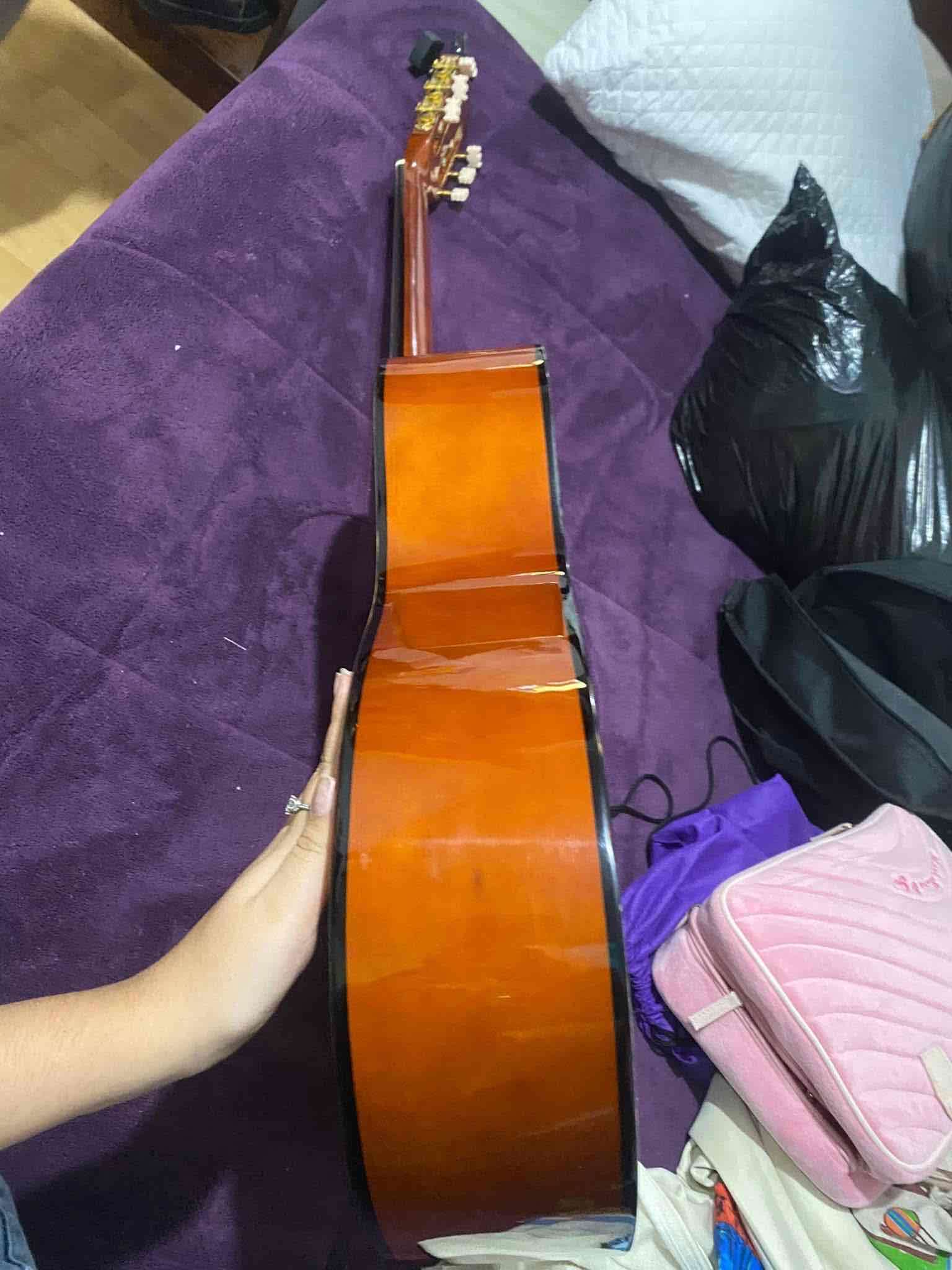 Guitarra clásica de madera - miniatura 2