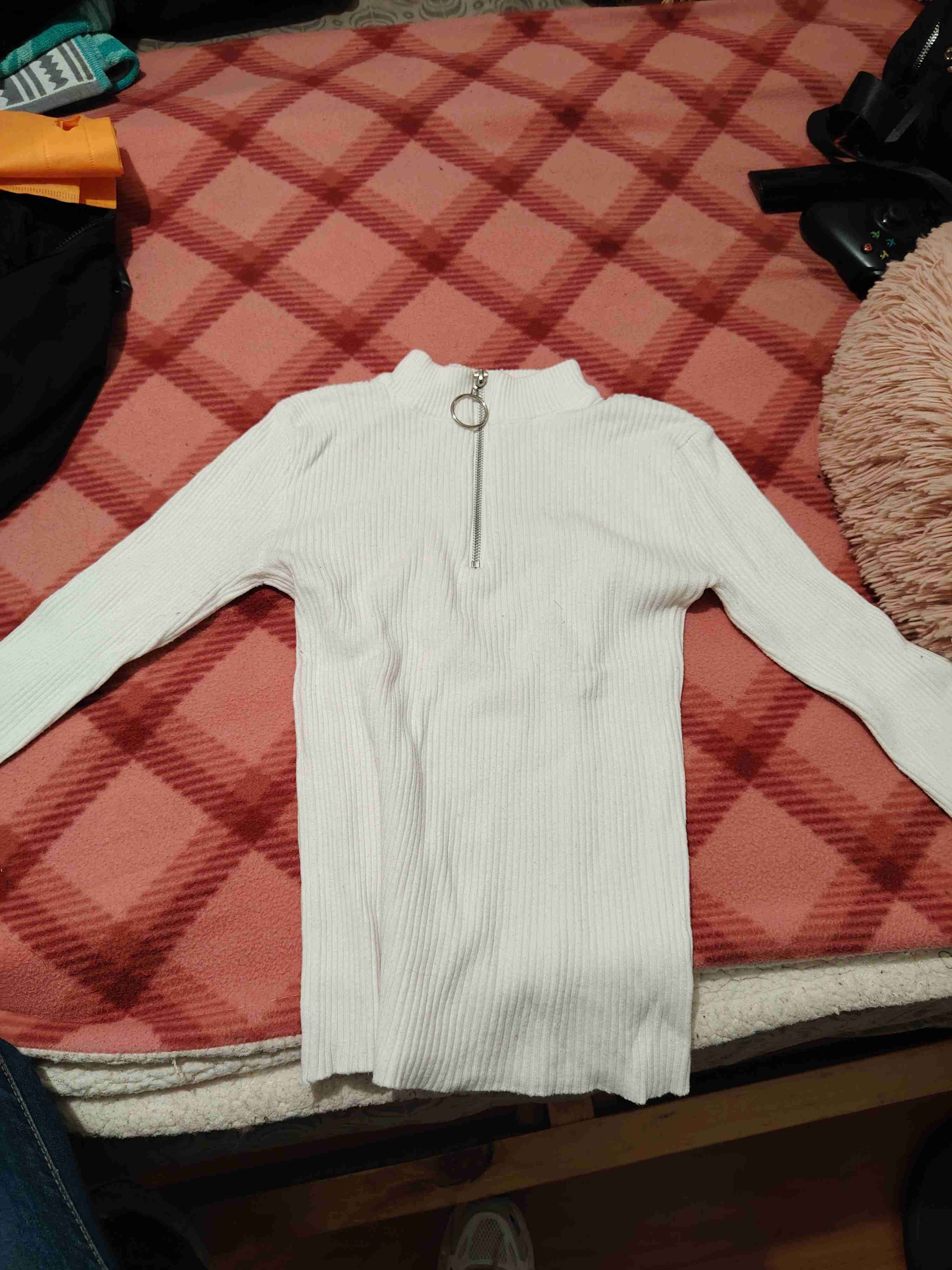 Polera blanca con cierre