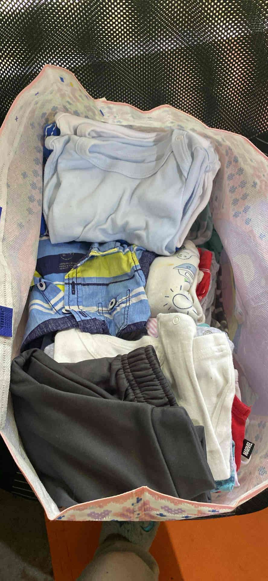 Ropa de niño variada en buen estado