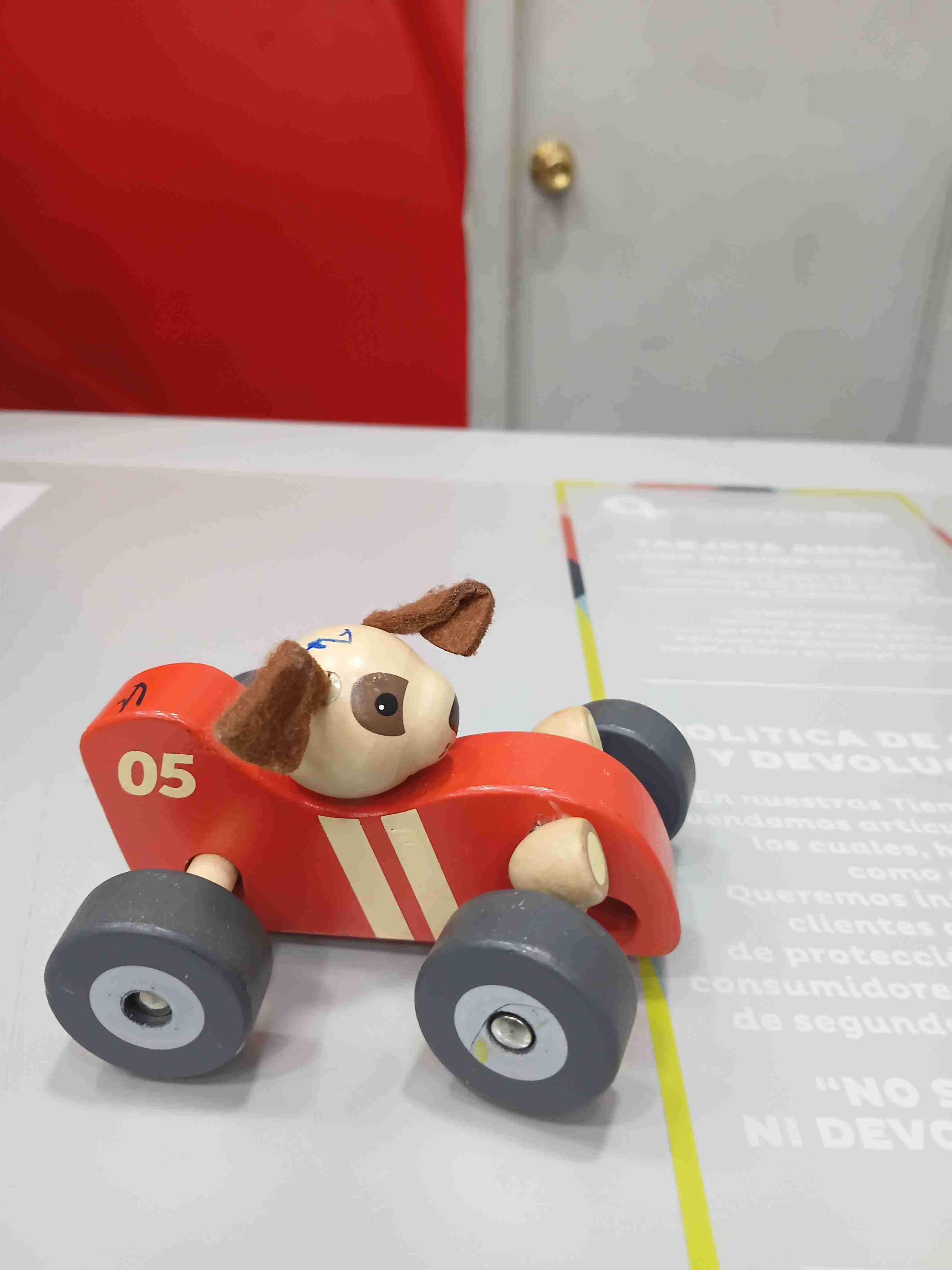 Juguete auto de madera rojo - miniatura 1