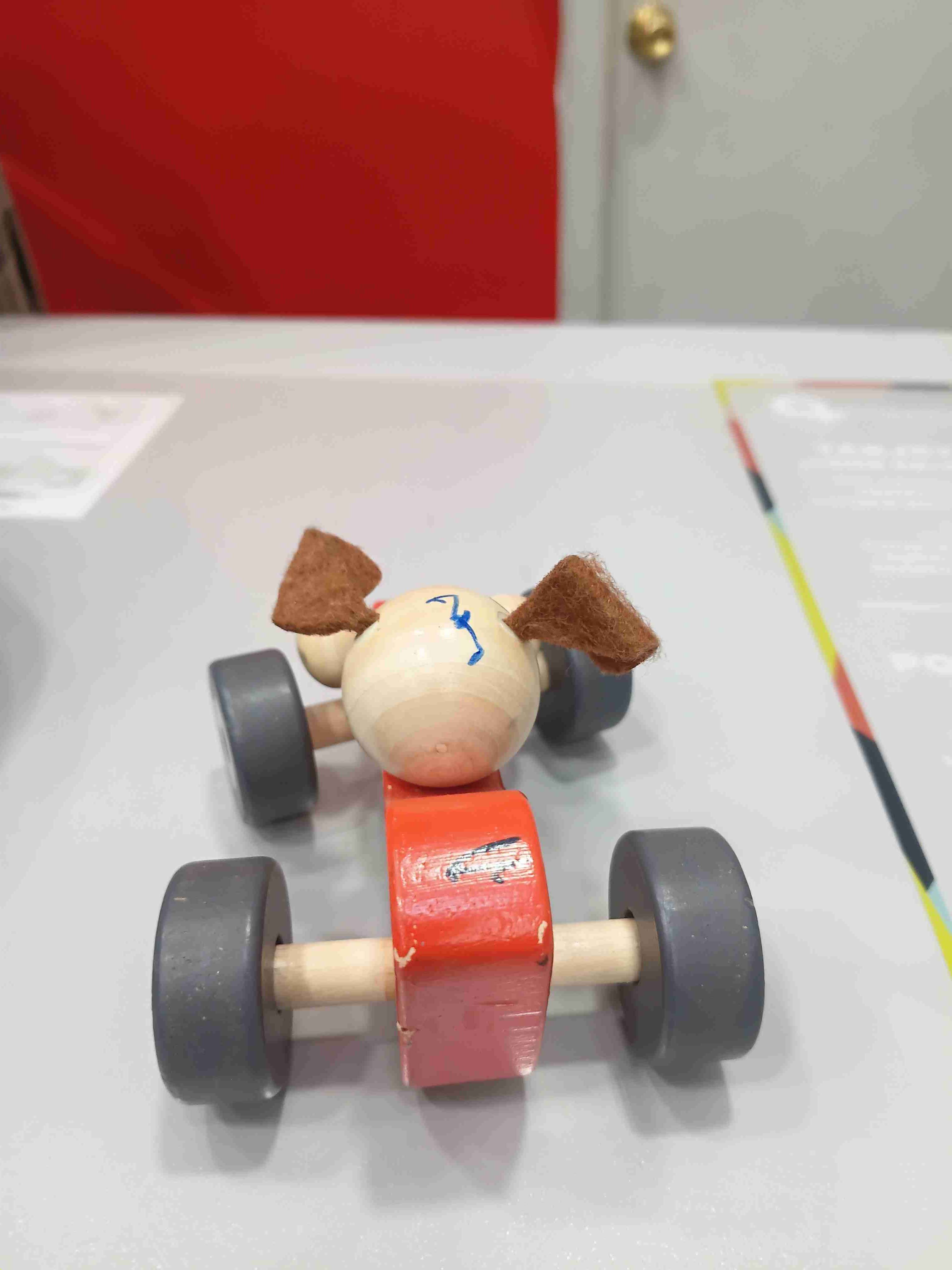 Juguete auto de madera rojo - miniatura 3