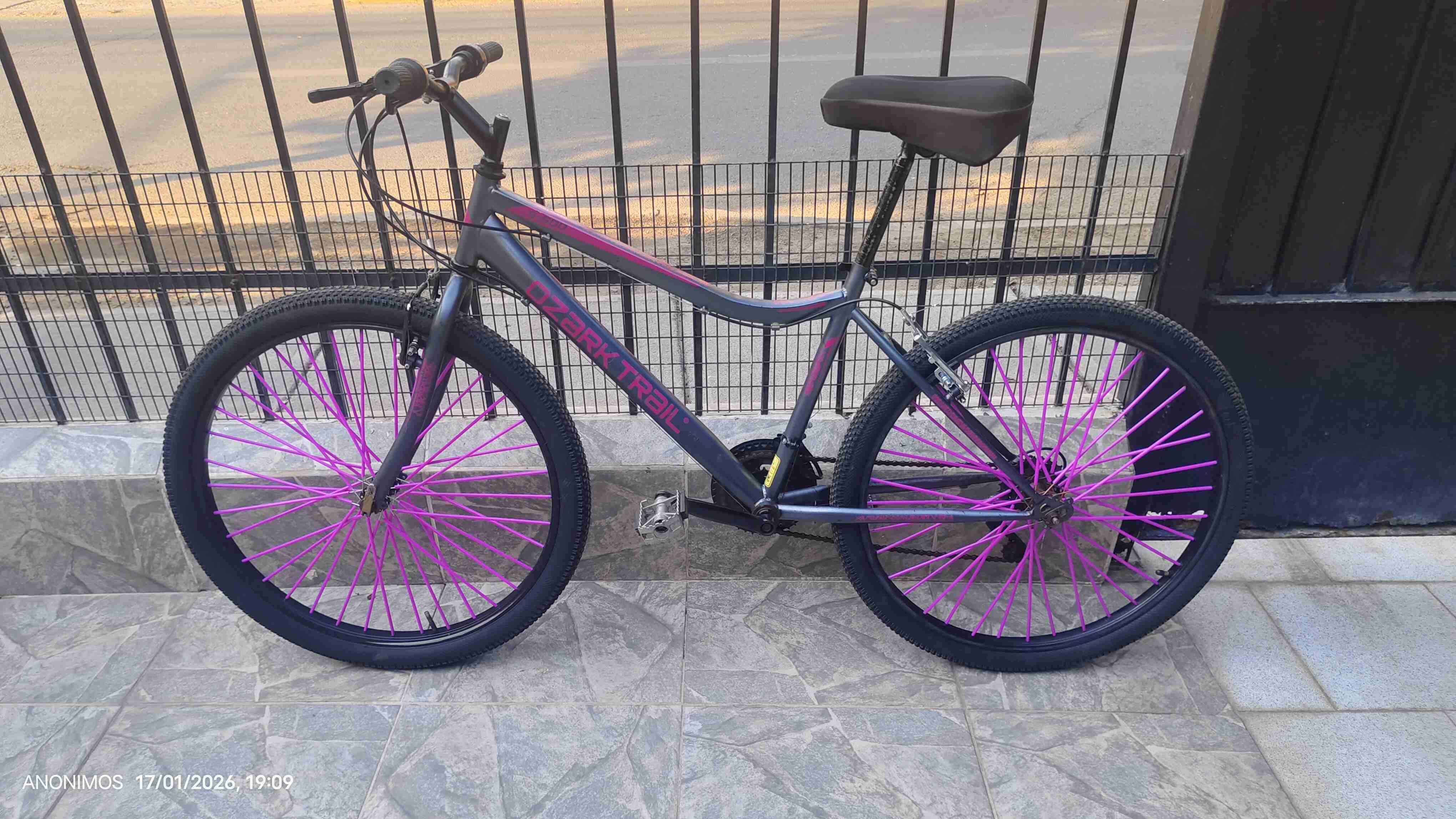 Bicicleta Ozark Trail negra y morada - miniatura 1