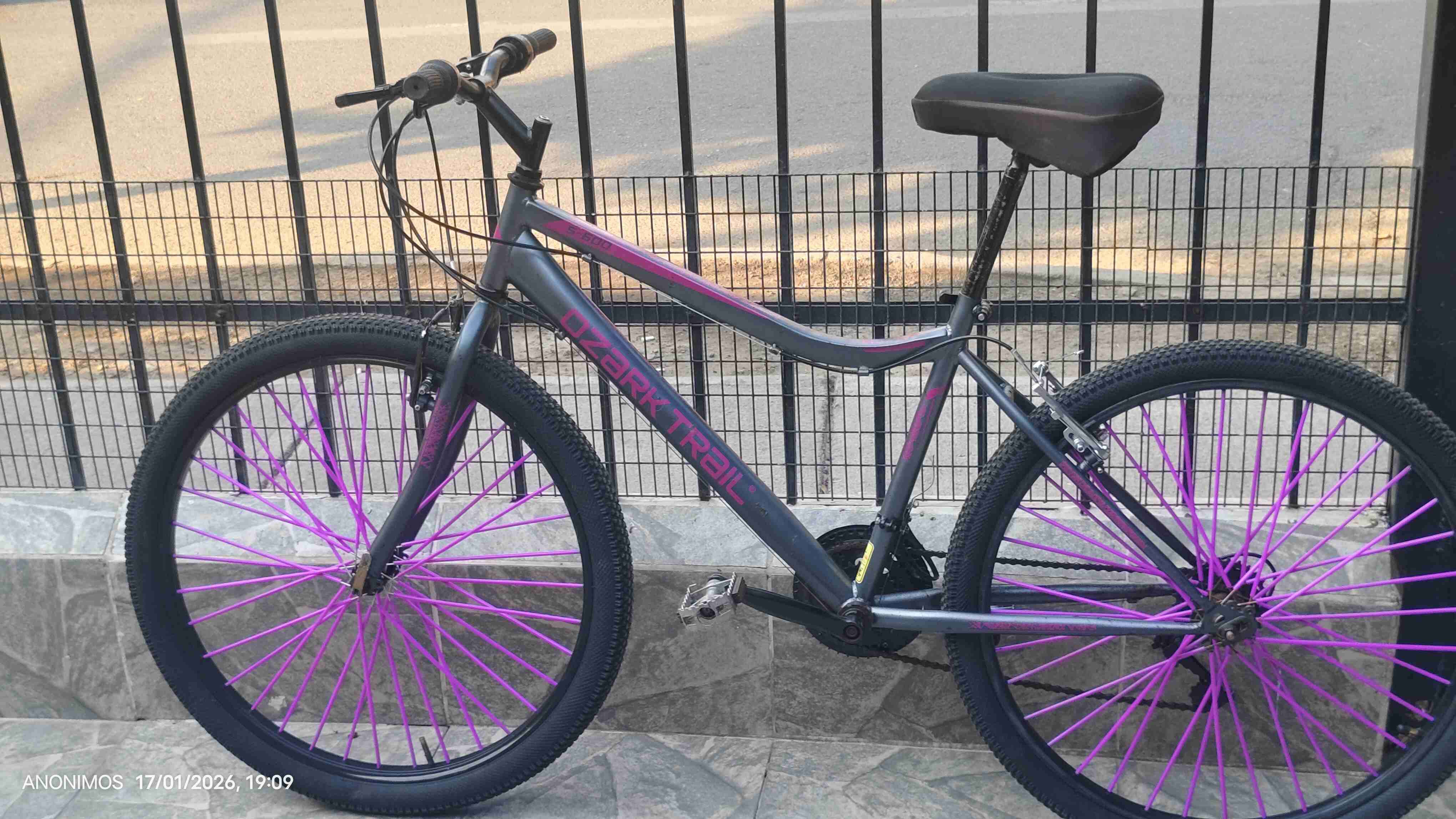 Bicicleta Ozark Trail negra y morada - miniatura 2