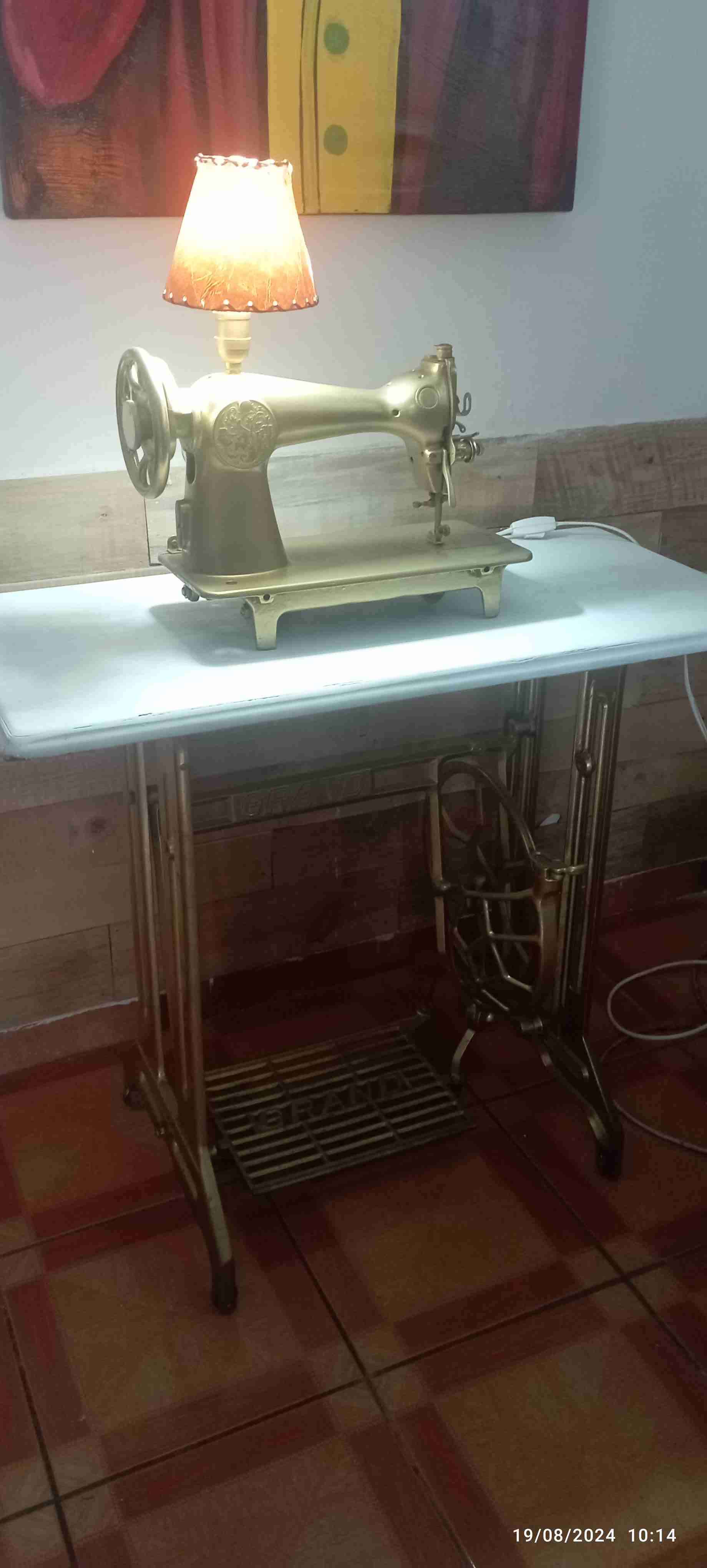 Máquina de coser antigua dorada - miniatura 1