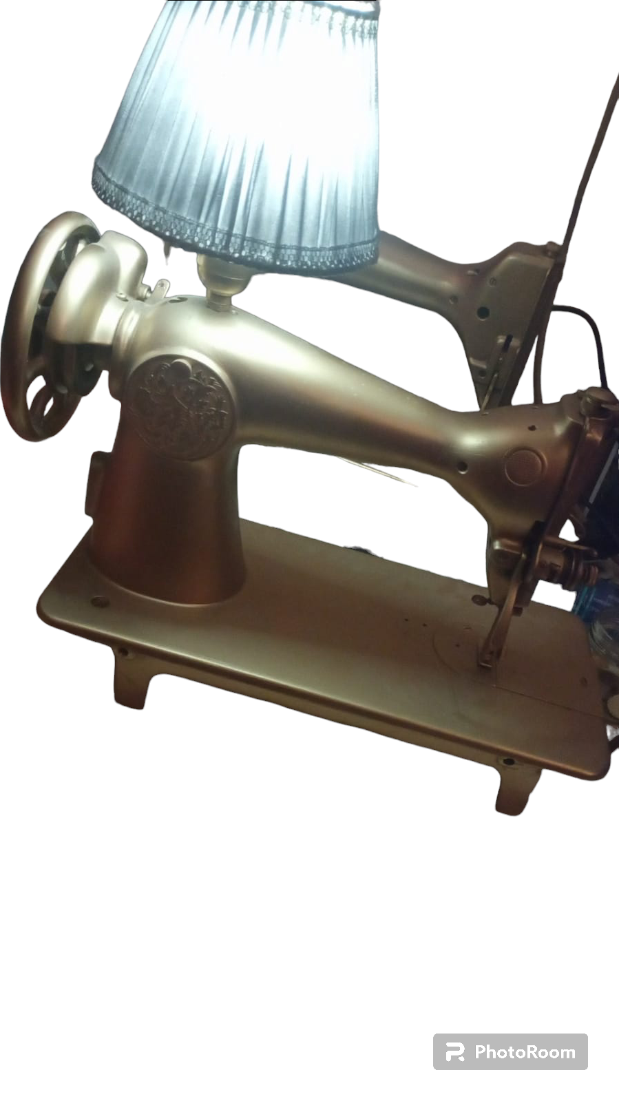 Máquina de coser antigua dorada - miniatura 2
