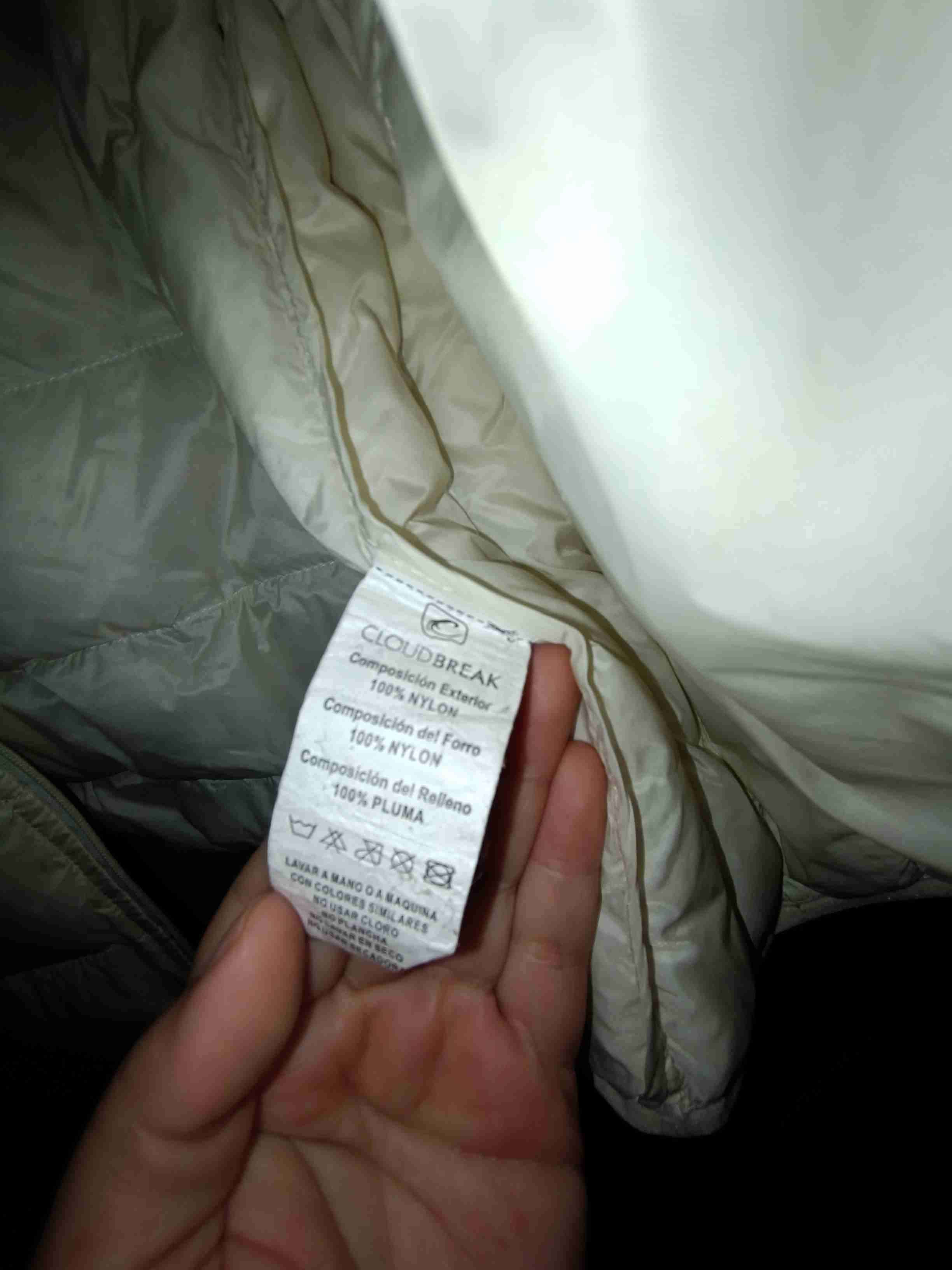 Chaqueta puffer beige con gorro - miniatura 4