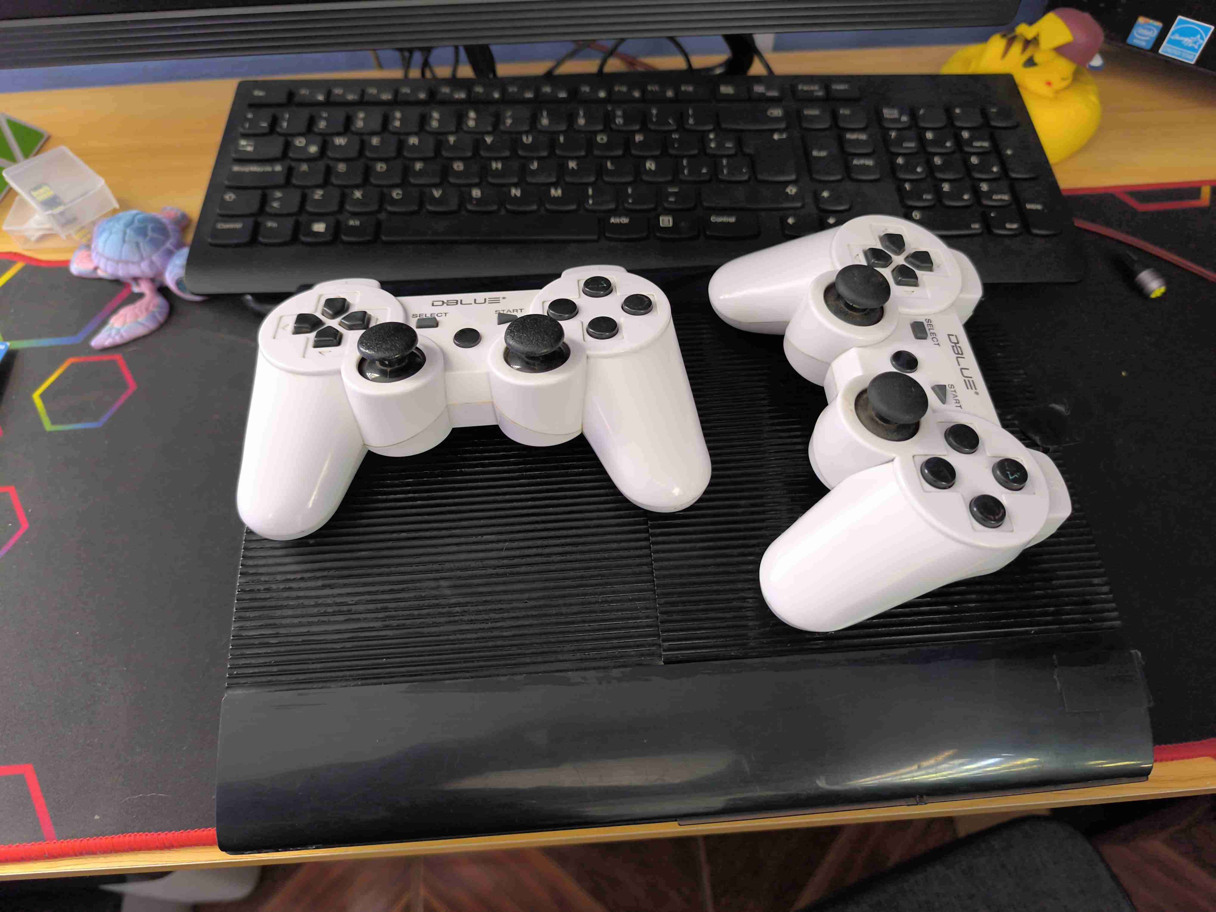 Consola y dos controles blancos