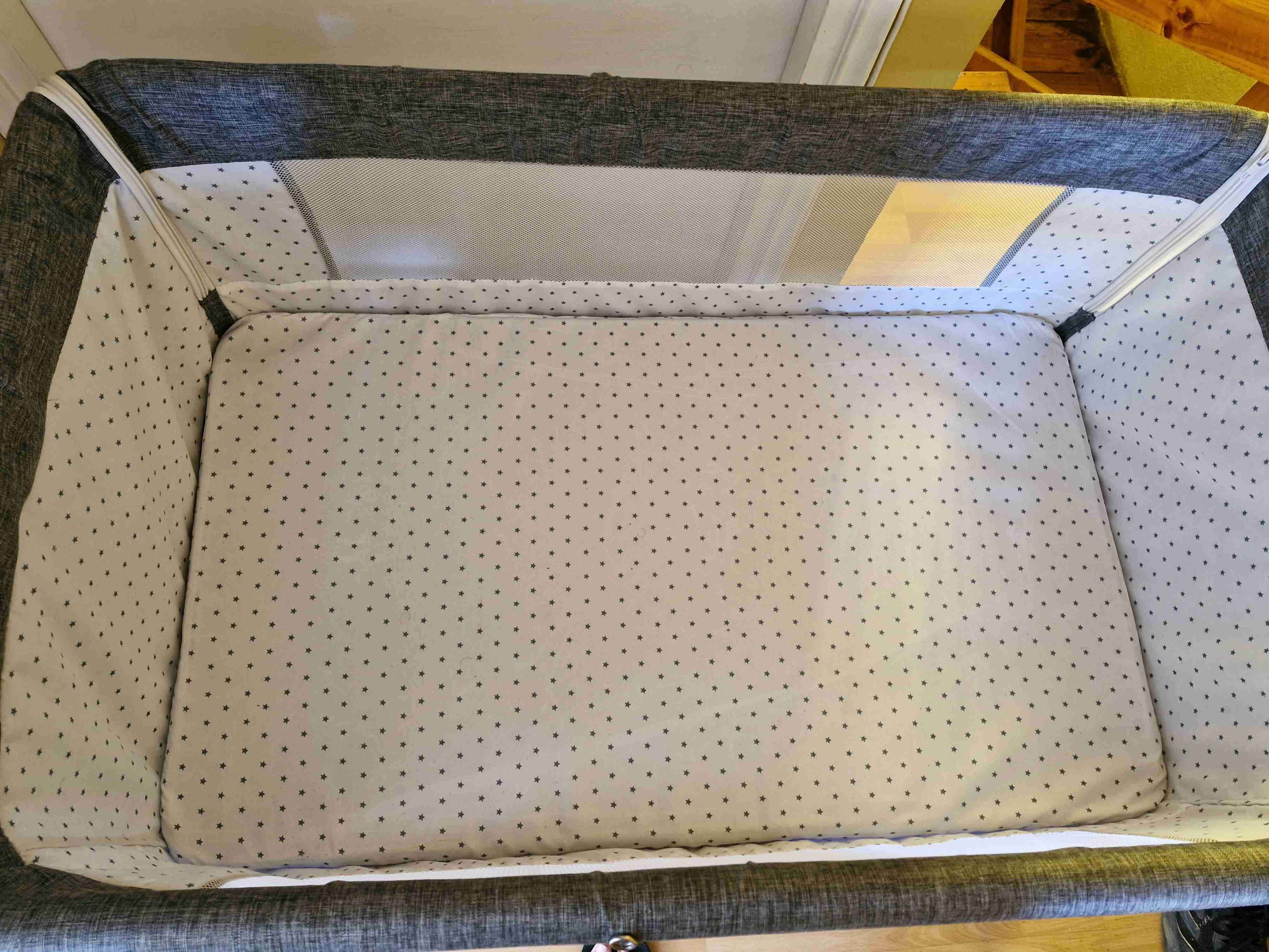 Cuna moisés con malla gris - miniatura 3