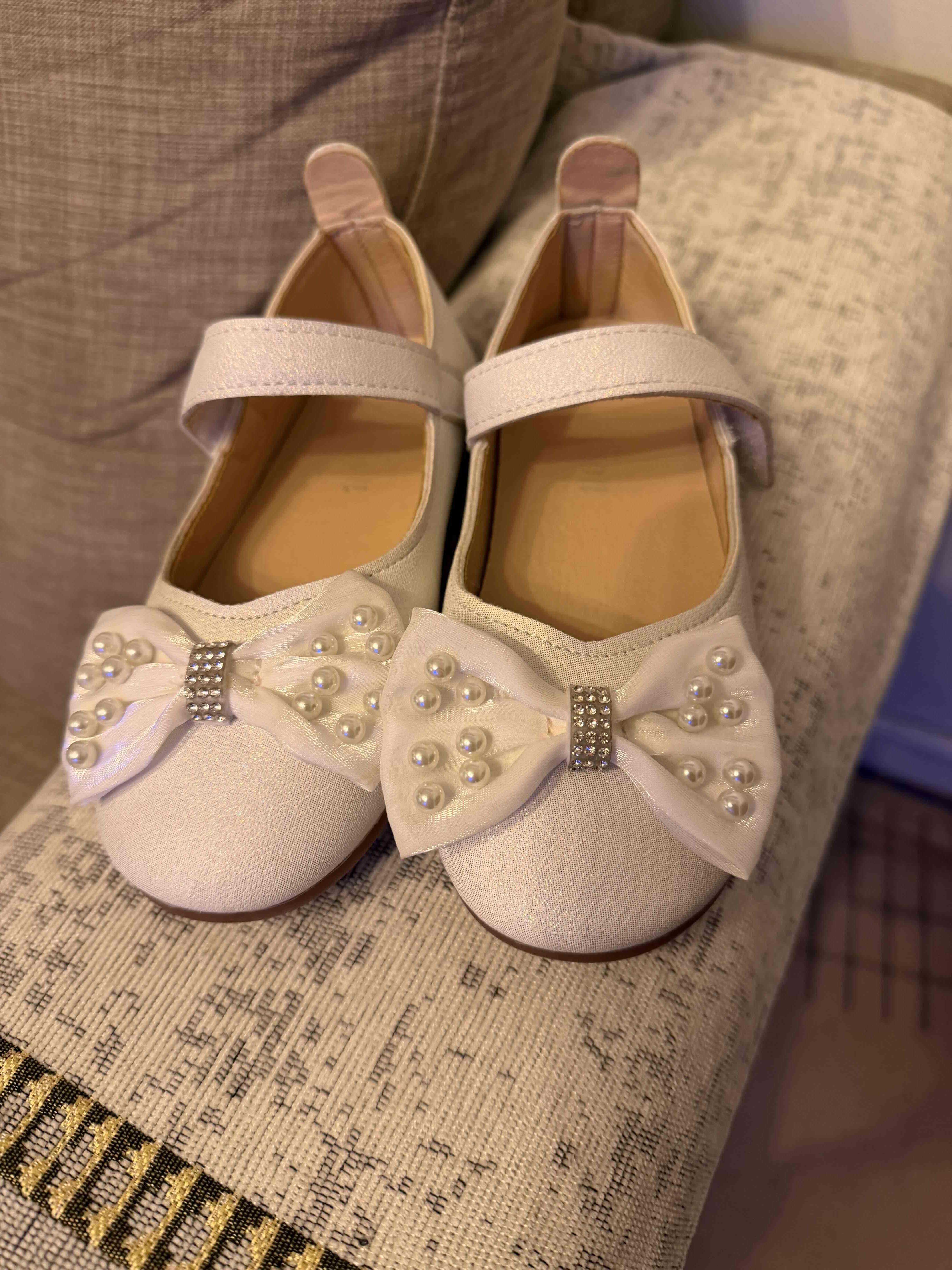 Zapatos blancos con lazo y perlas