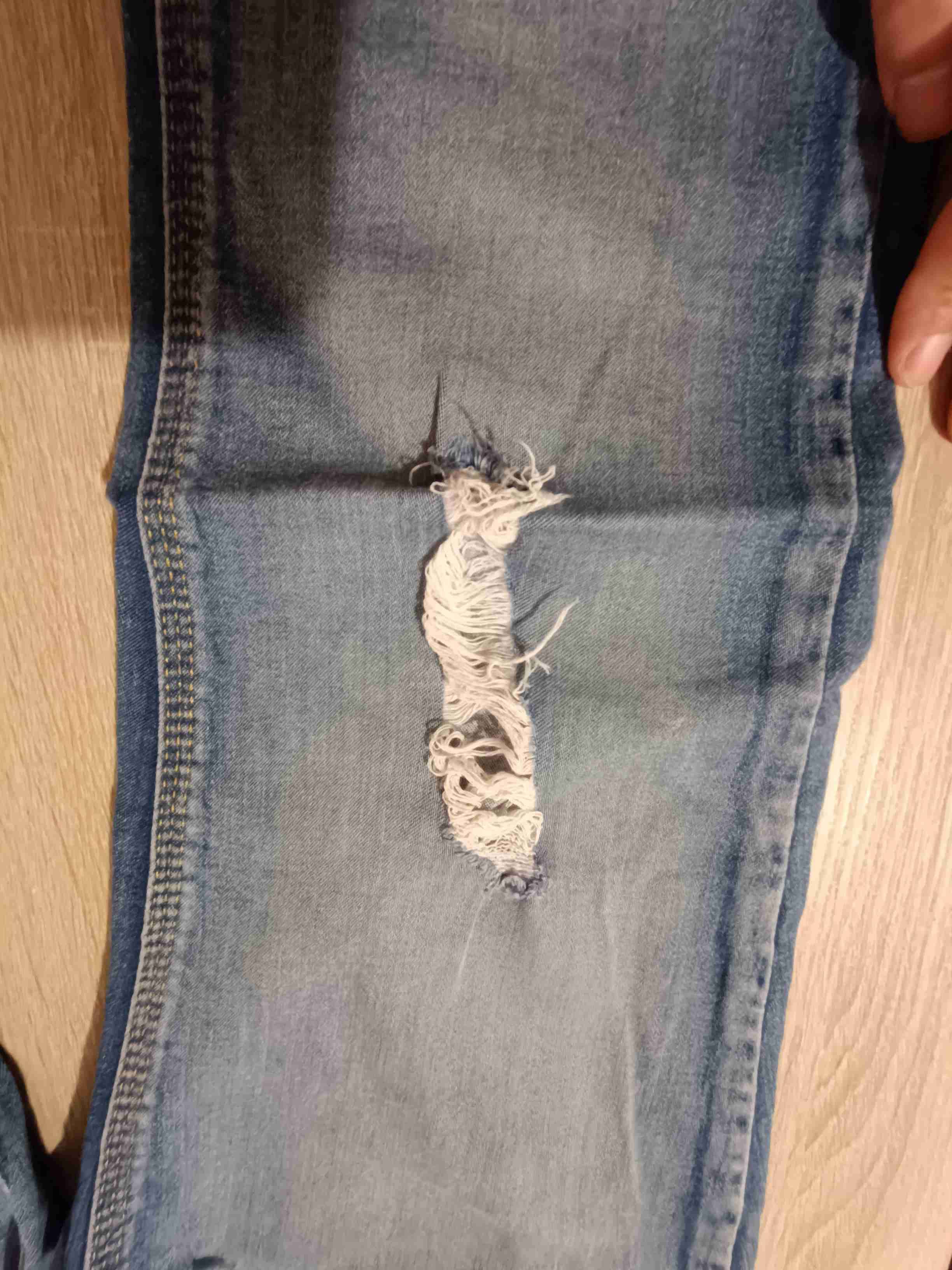 Jeans azules con roturas - miniatura 5