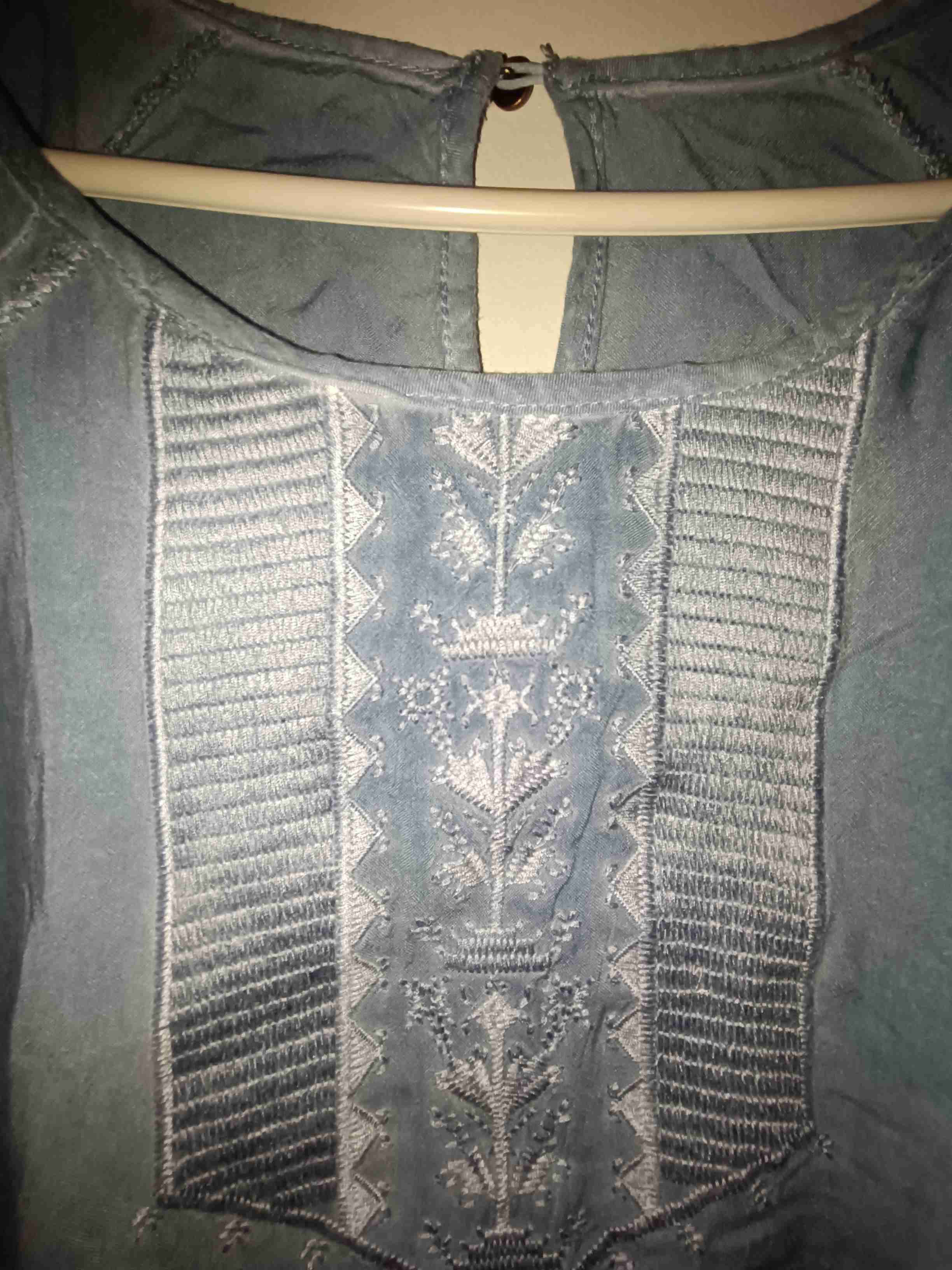 Blusa de mujer azul bordada - miniatura 2