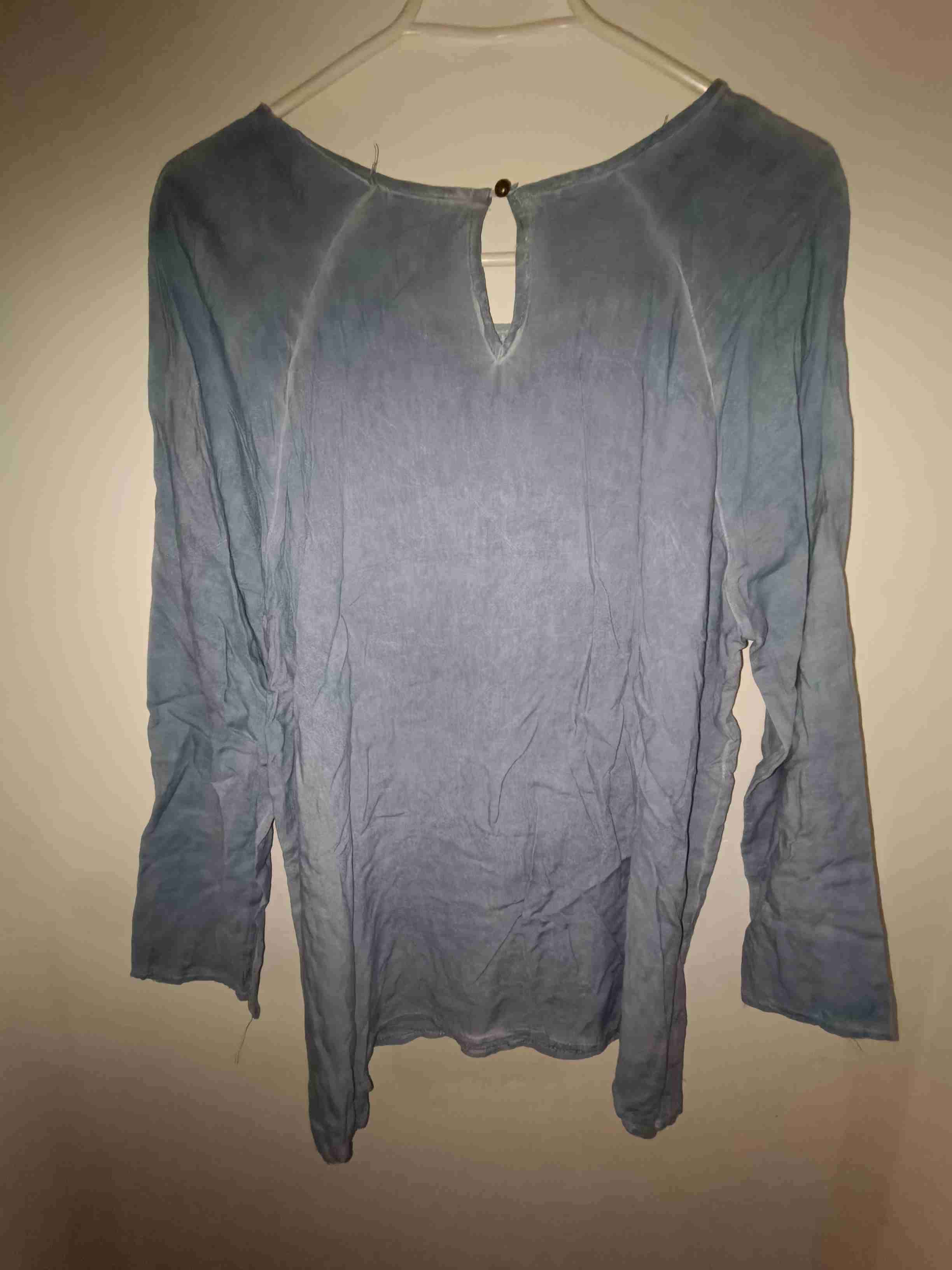 Blusa de mujer azul bordada - miniatura 3