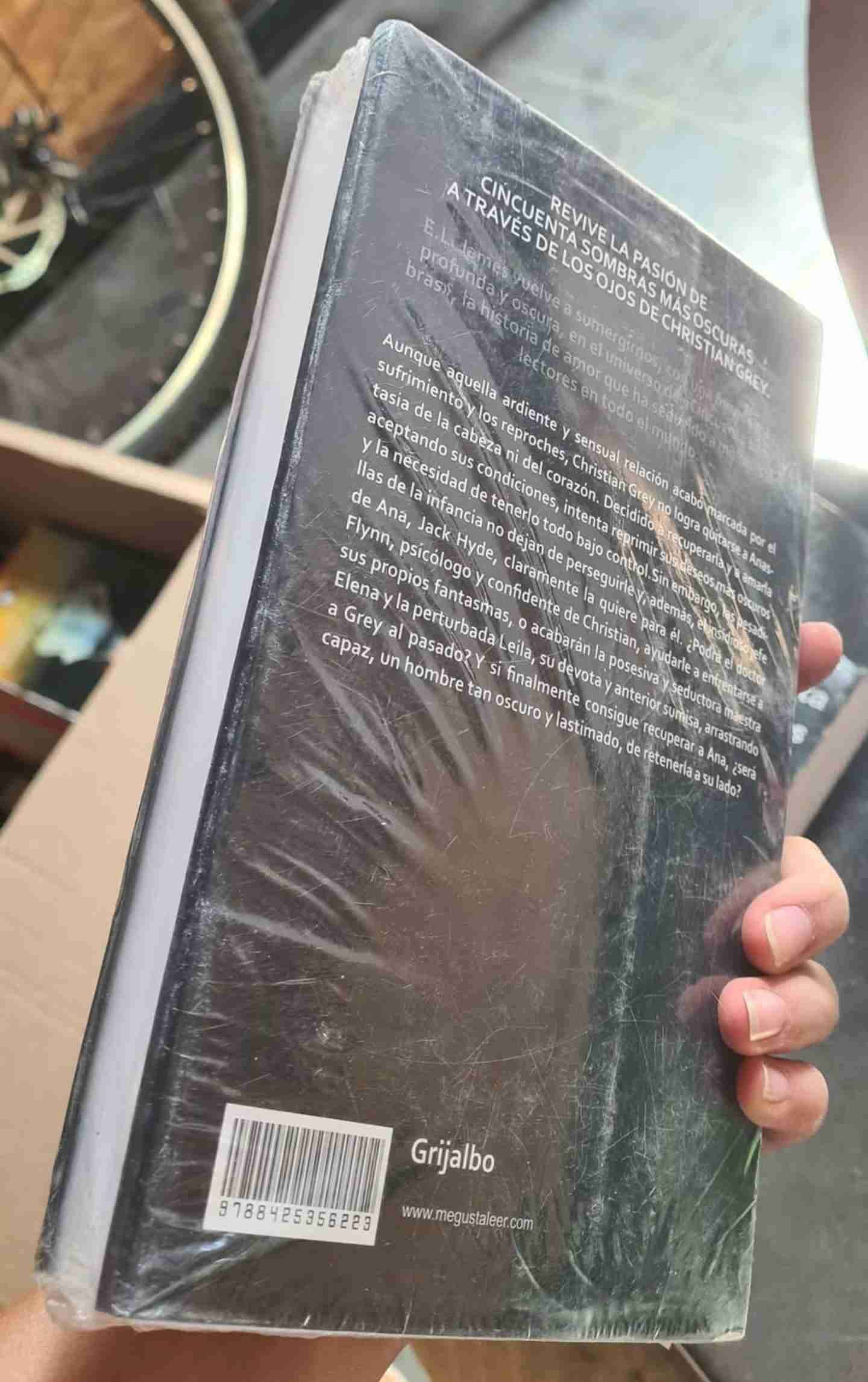 Libro Más Oscuro E.L. James - miniatura 2