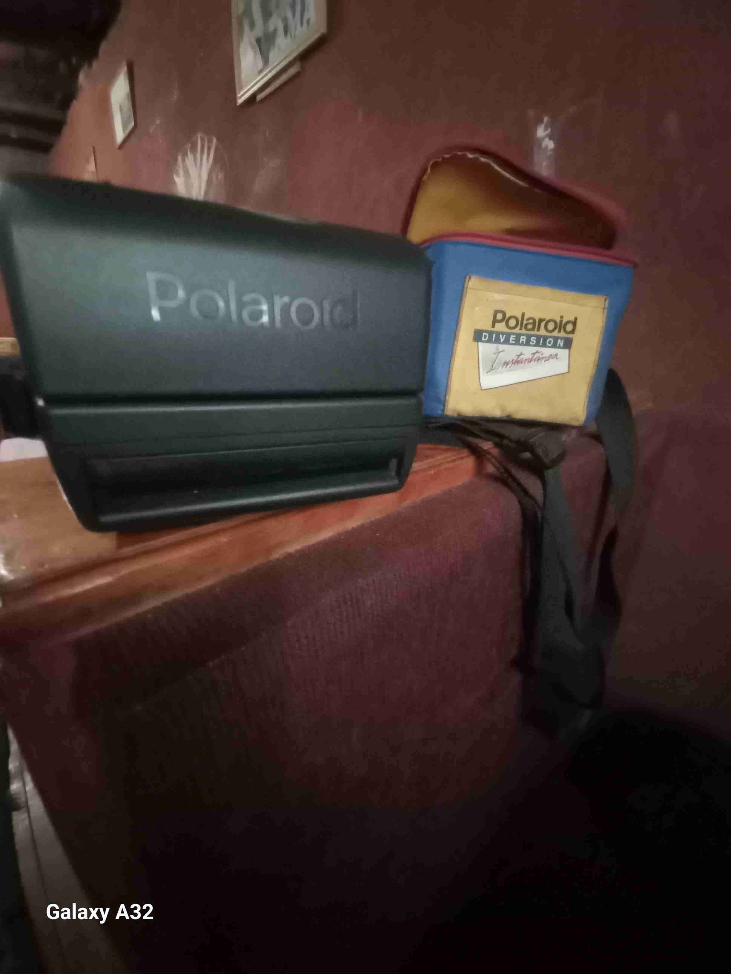 Cámara Polaroid con estuche - miniatura 1