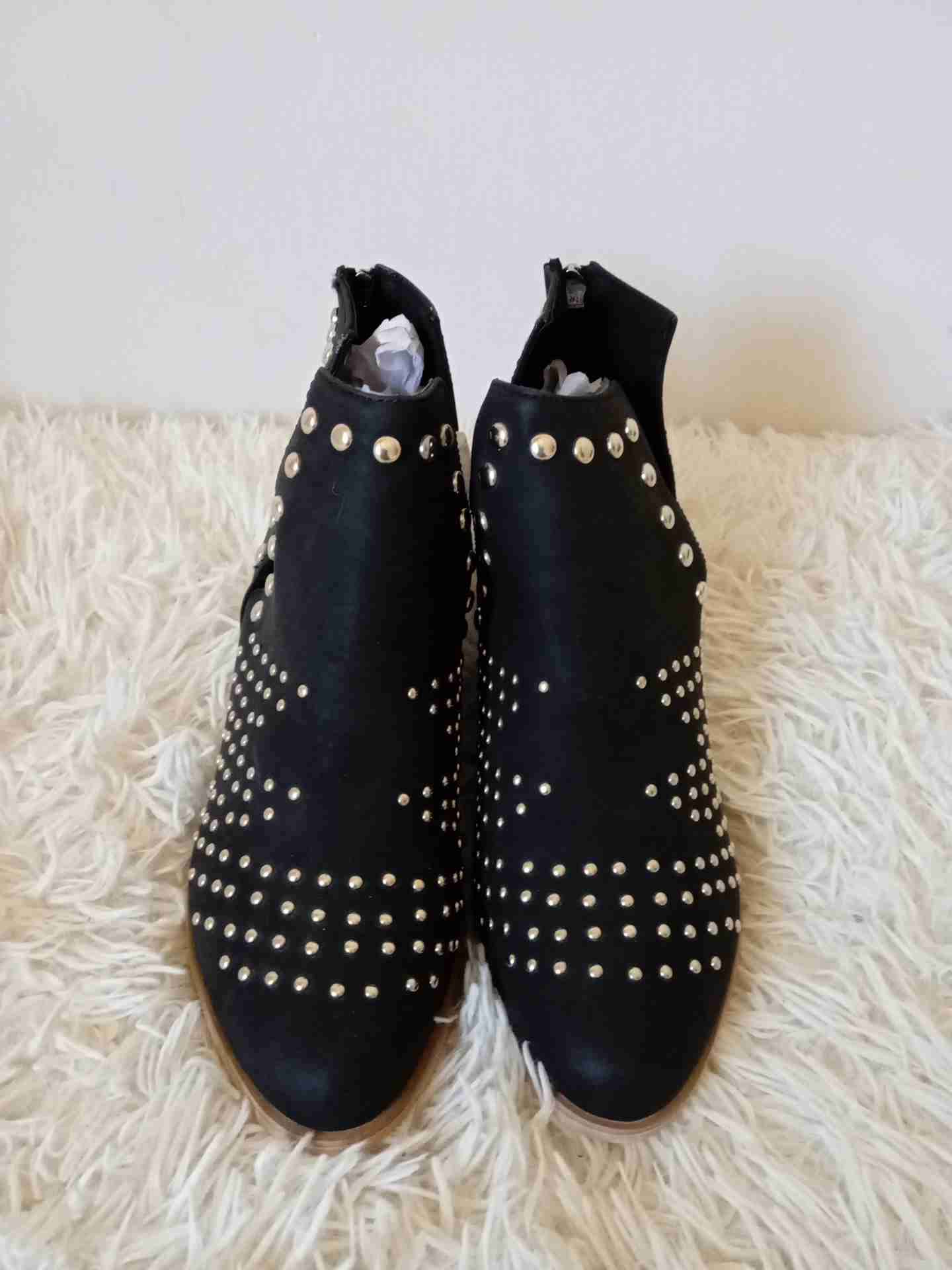 Botines negros con tachas - miniatura 2