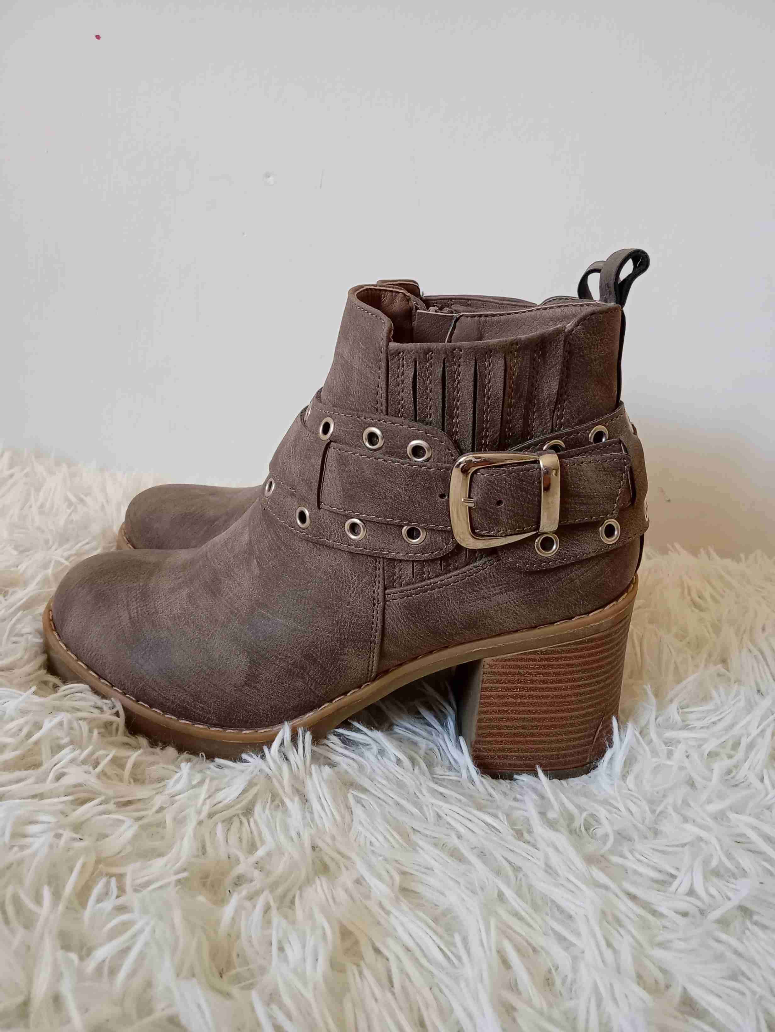 Botines marrones con tacón - miniatura 3