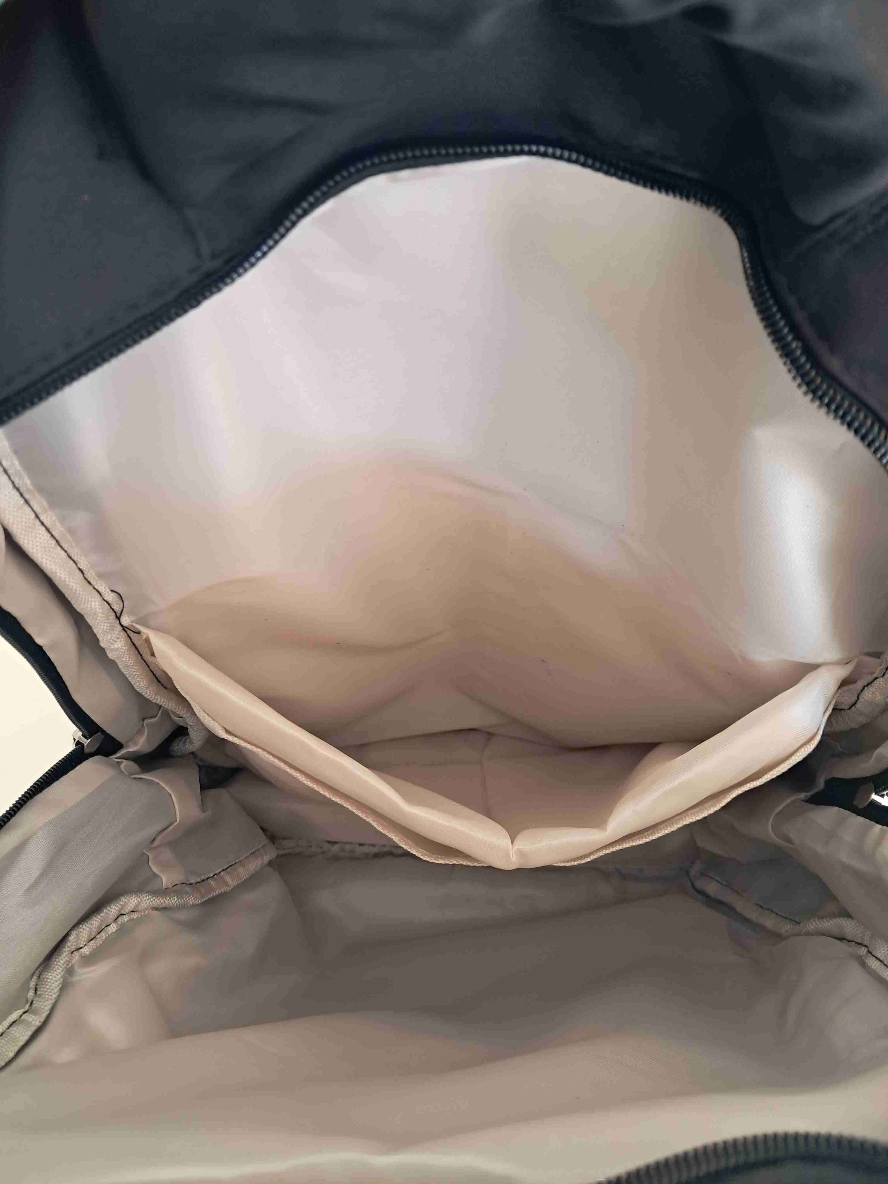 Mochila negra con diseño de gato - miniatura 2