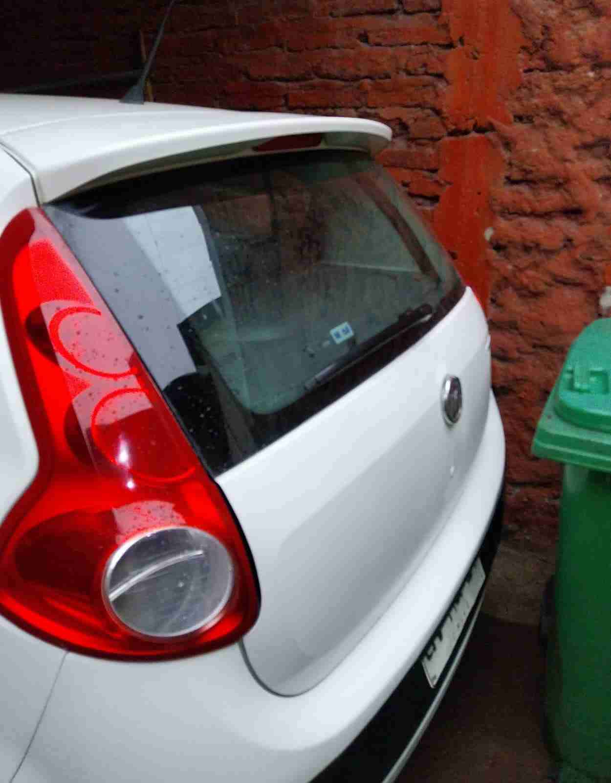 Auto Fiat blanco en buen estado - miniatura 3