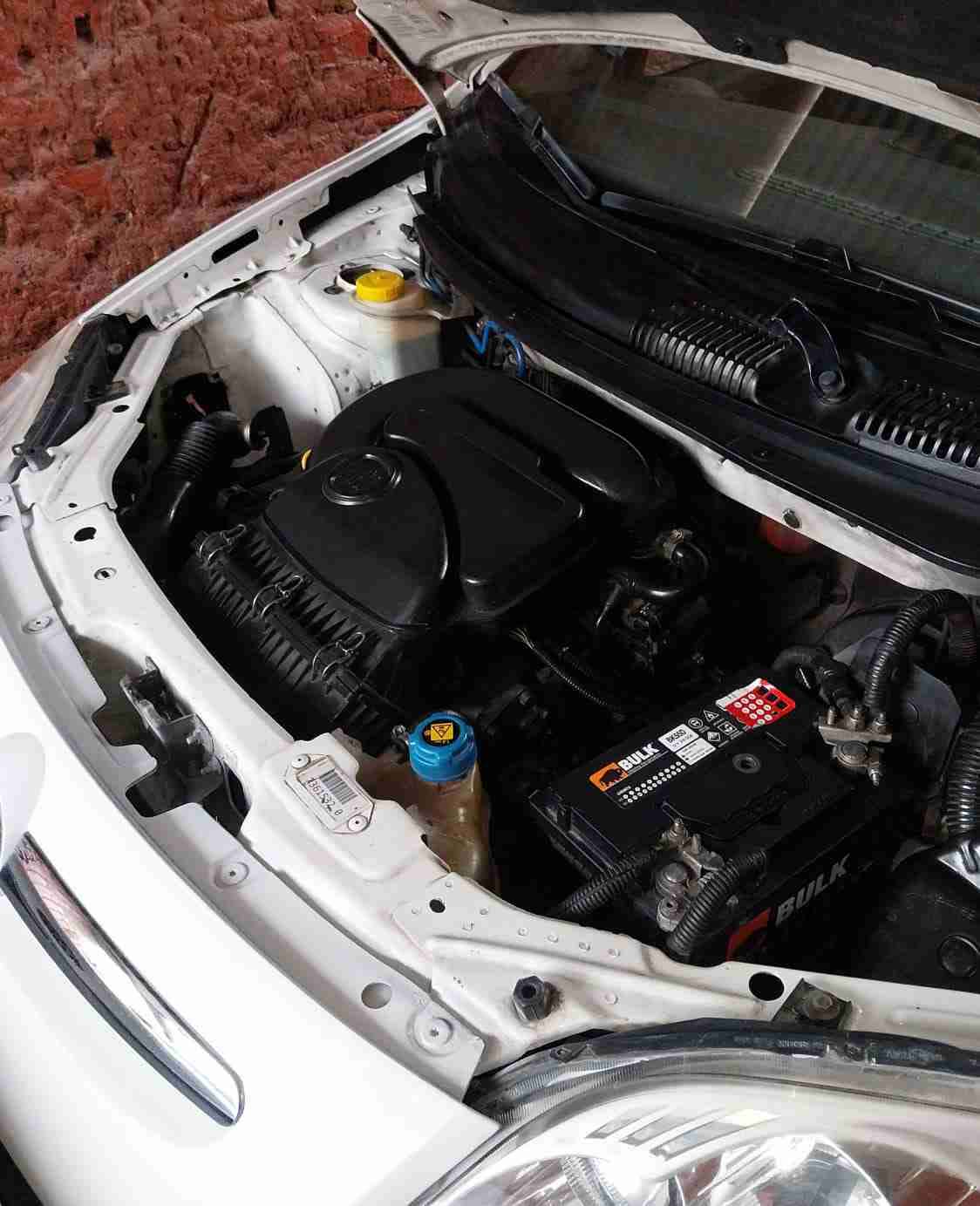 Auto Fiat blanco en buen estado - miniatura 4