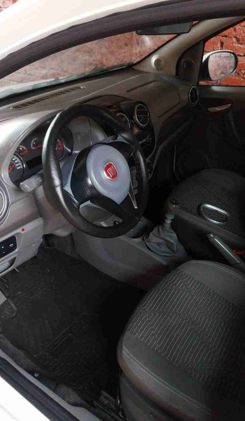 Auto Fiat blanco en buen estado - miniatura 5