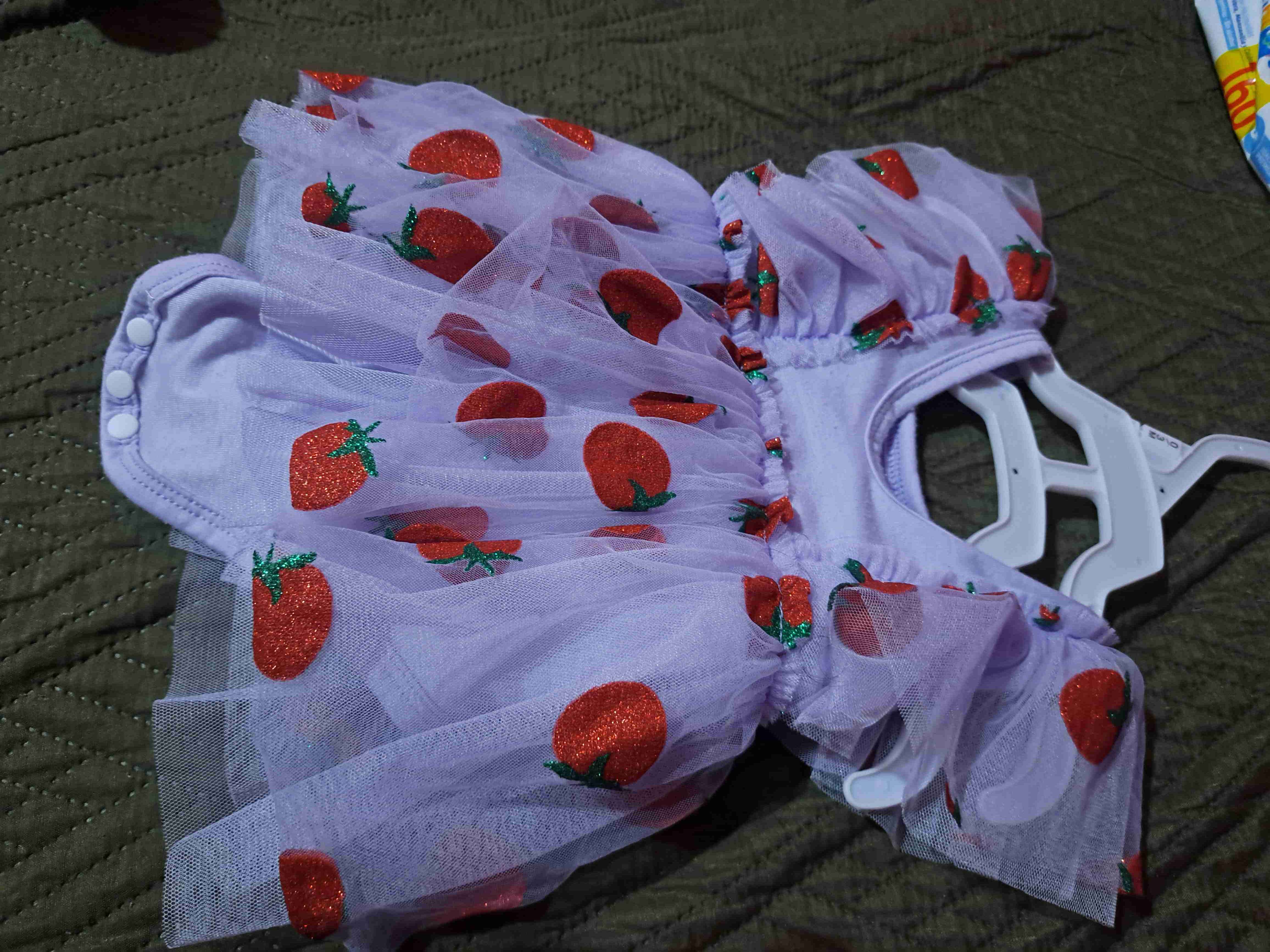 Vestido de niña con diseño de fresas - miniatura 2