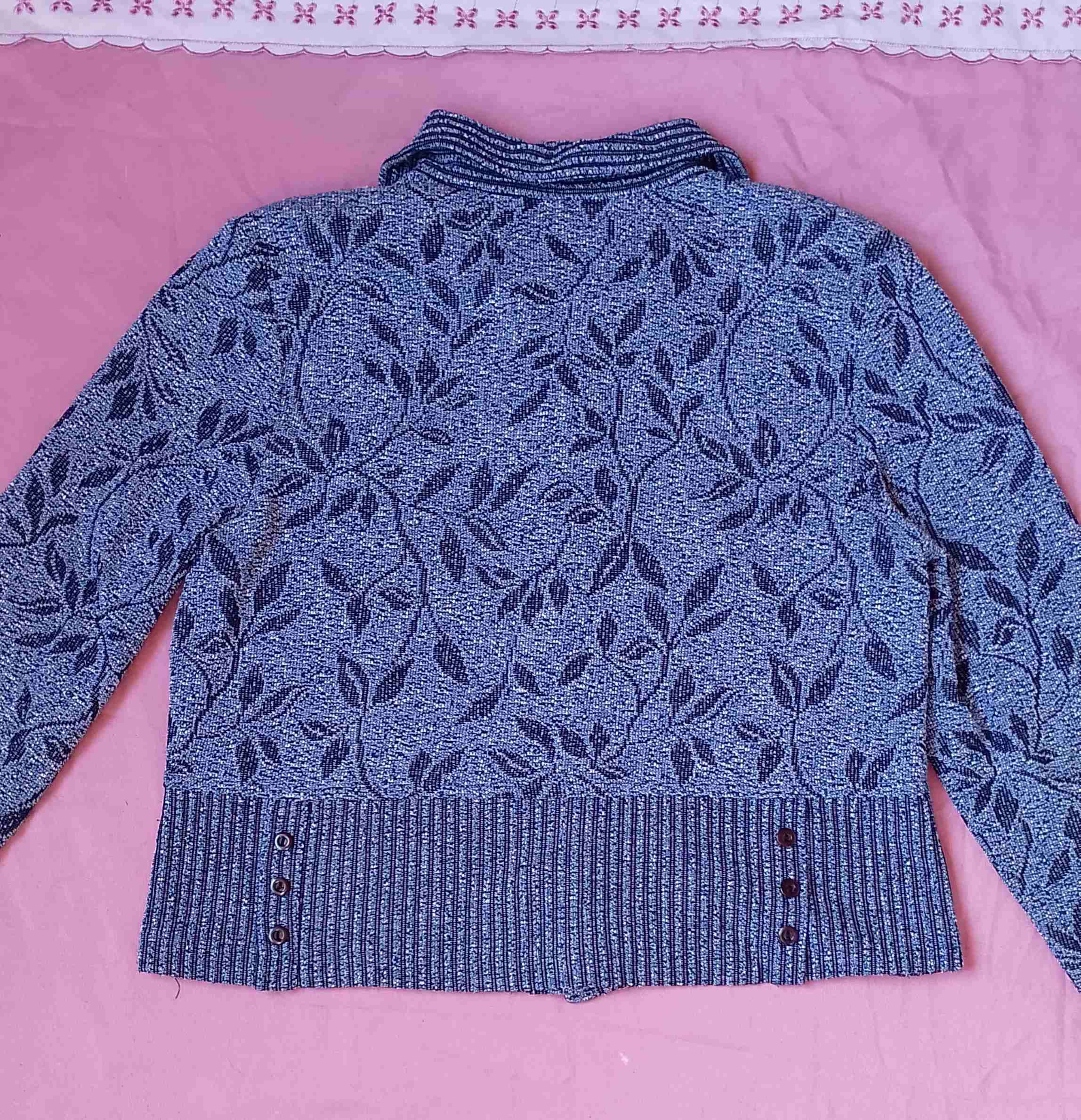 Cardigan azul con diseño floral - miniatura 2