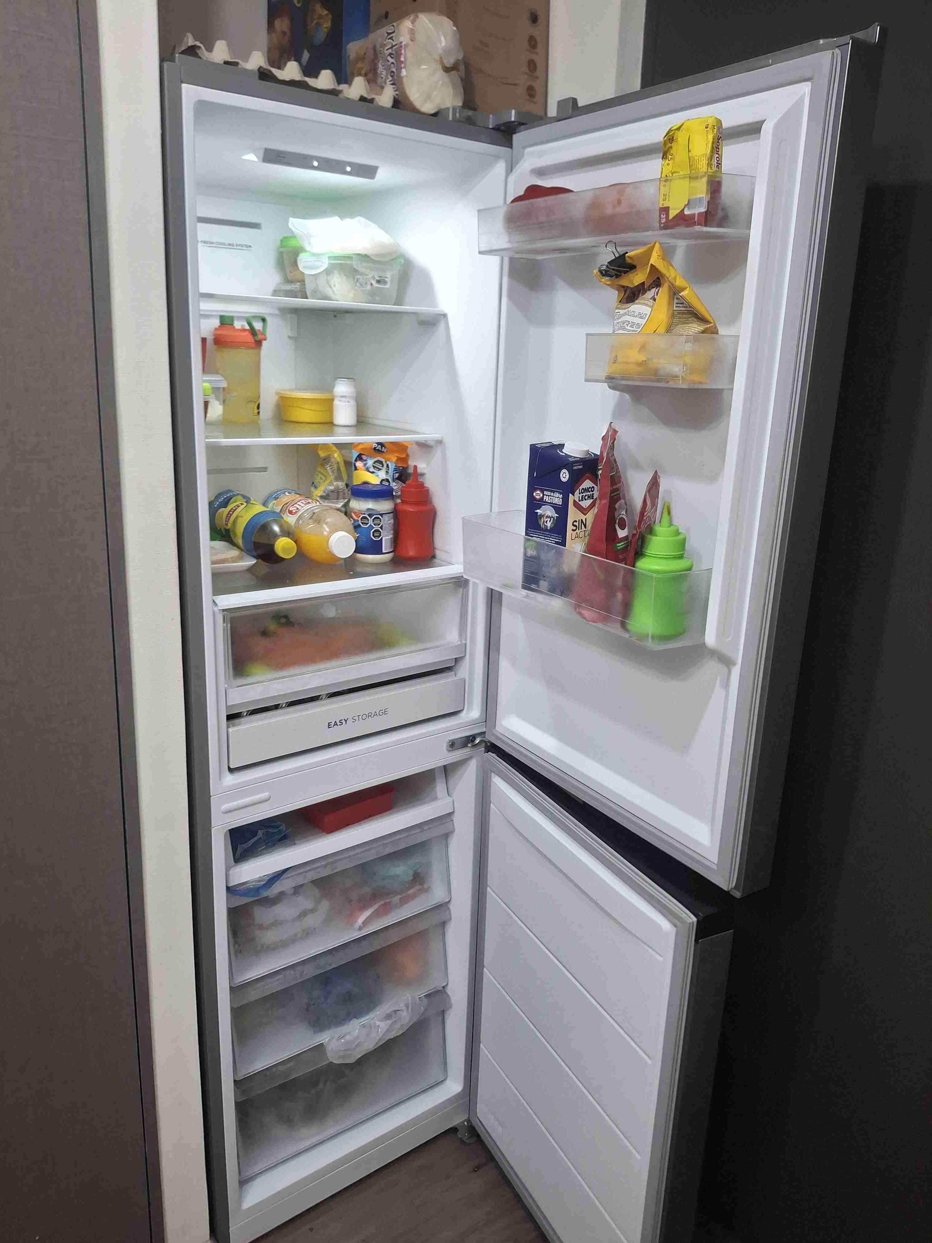 Refrigerador plateado eficiente - miniatura 2