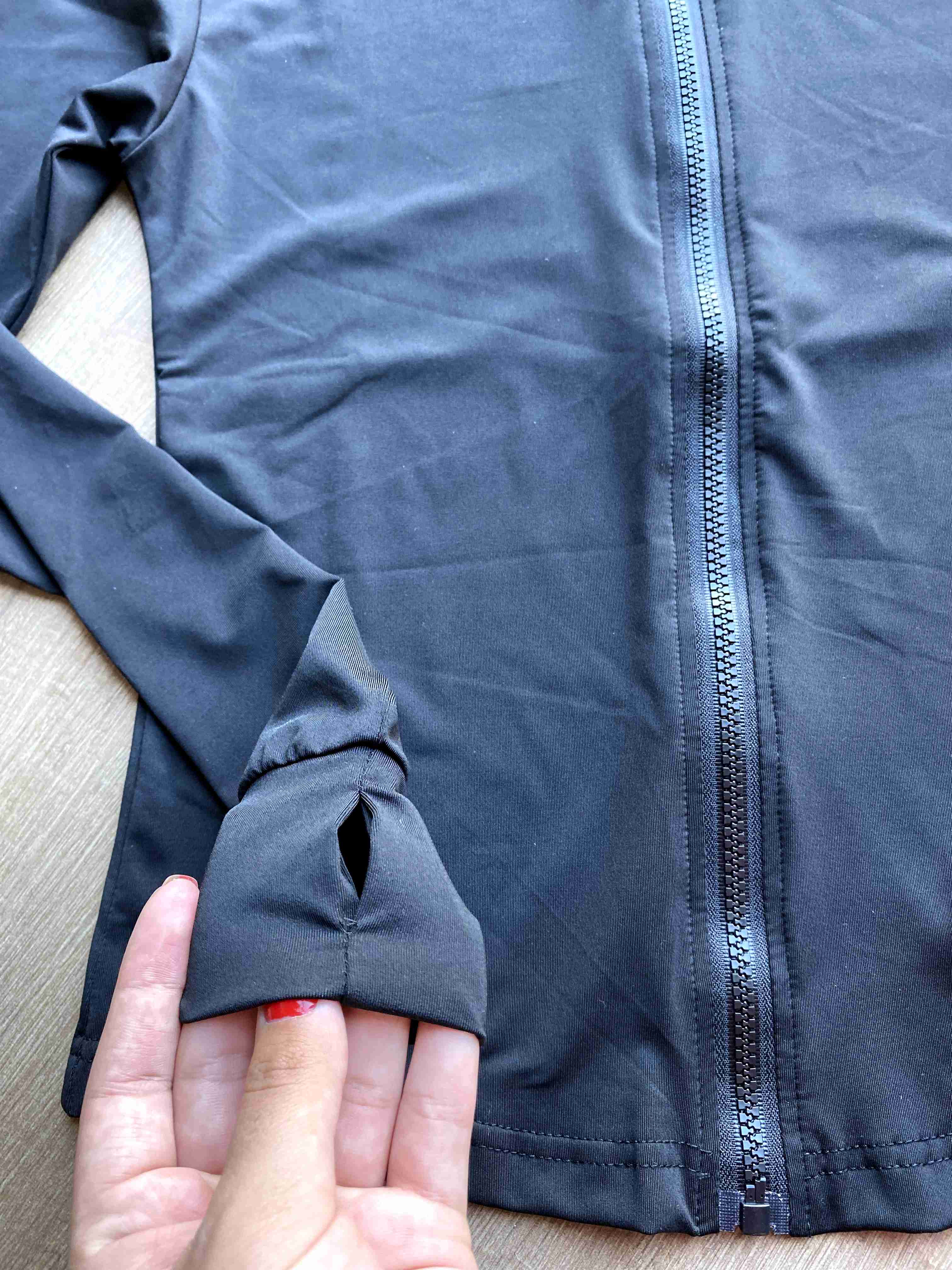 Polerón deportivo negro con cierre - miniatura 2