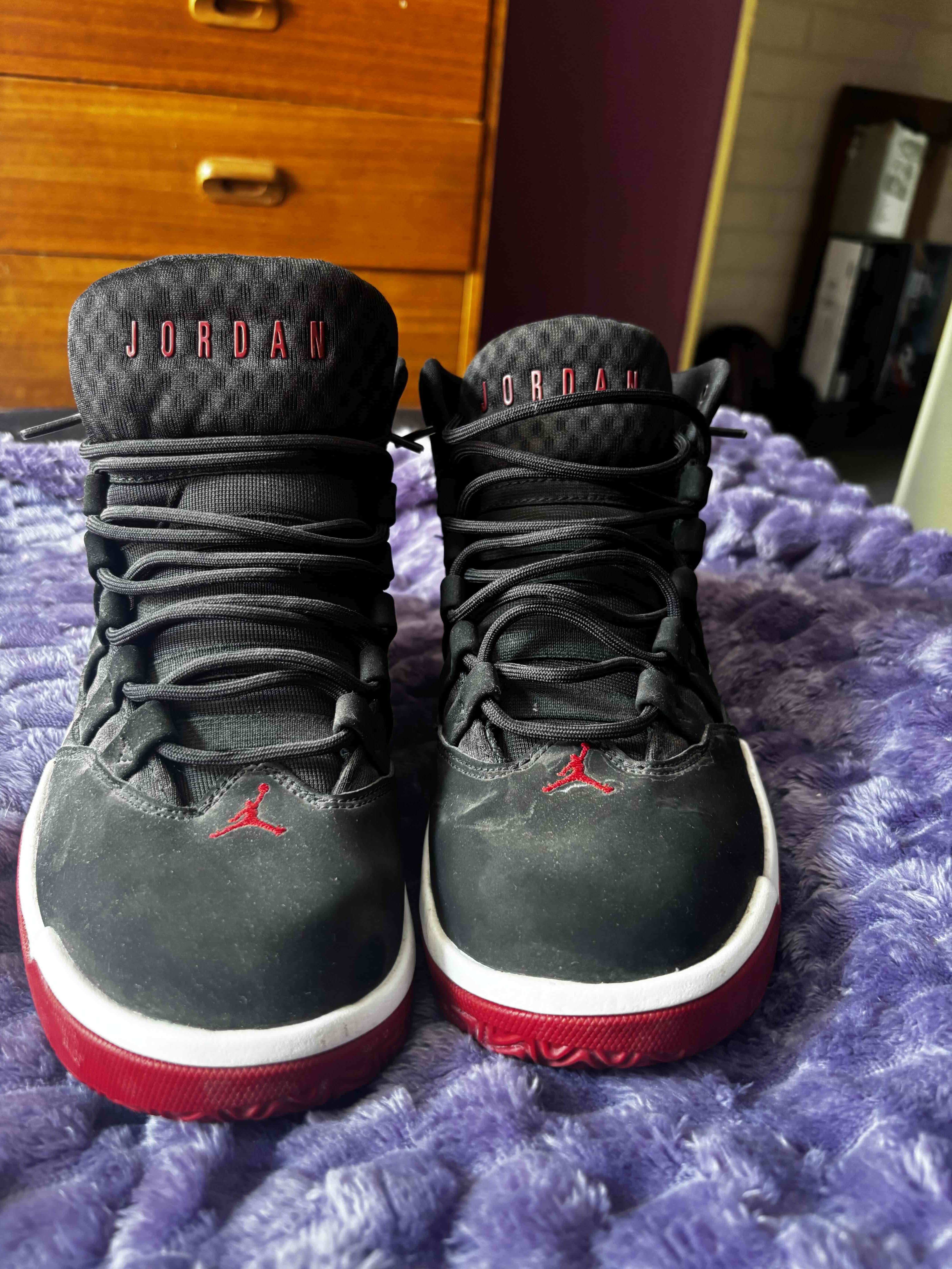 Zapatillas Jordan negras con rojo original - miniatura 2