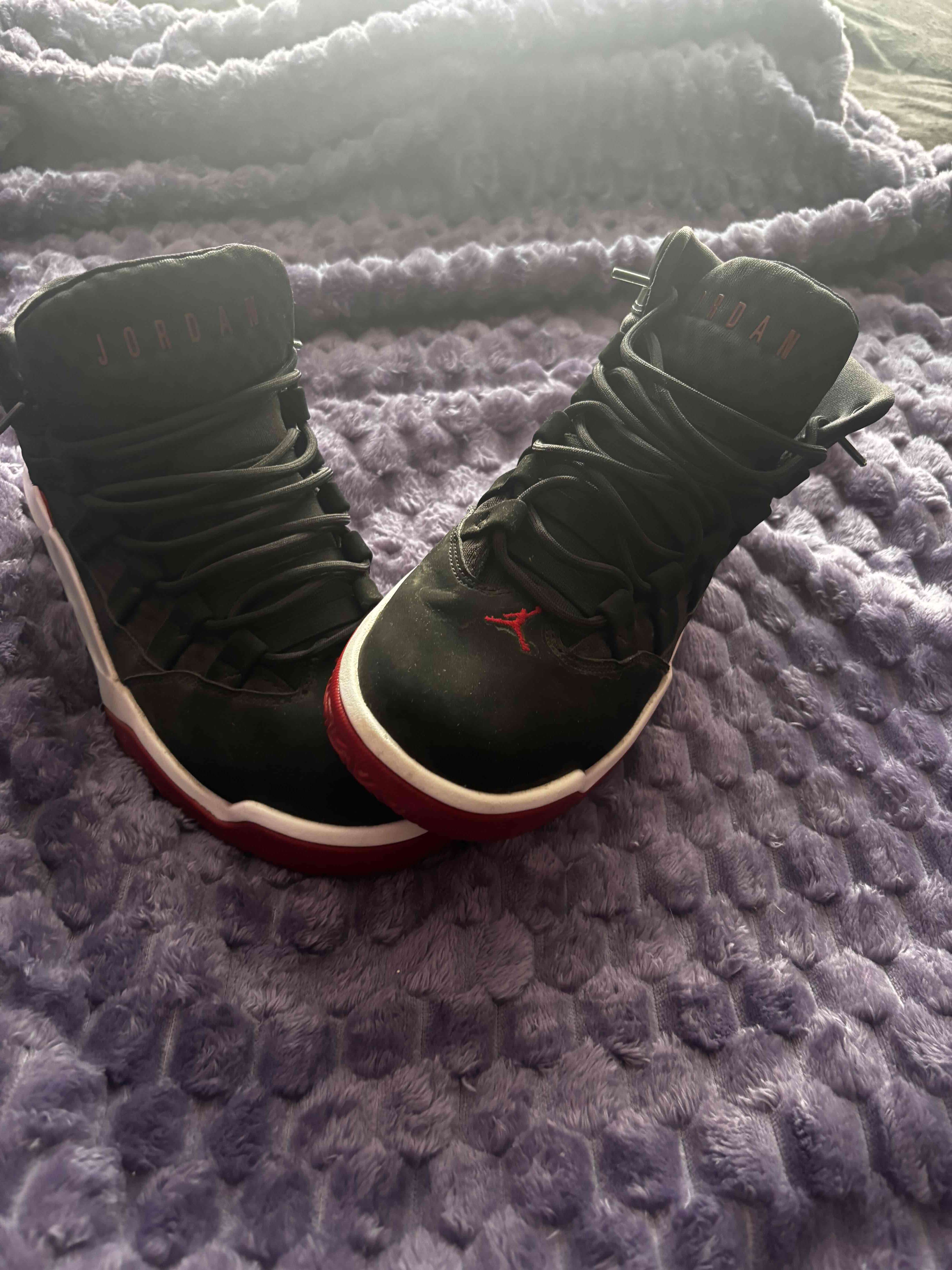 Zapatillas Jordan negras con rojo original - miniatura 3