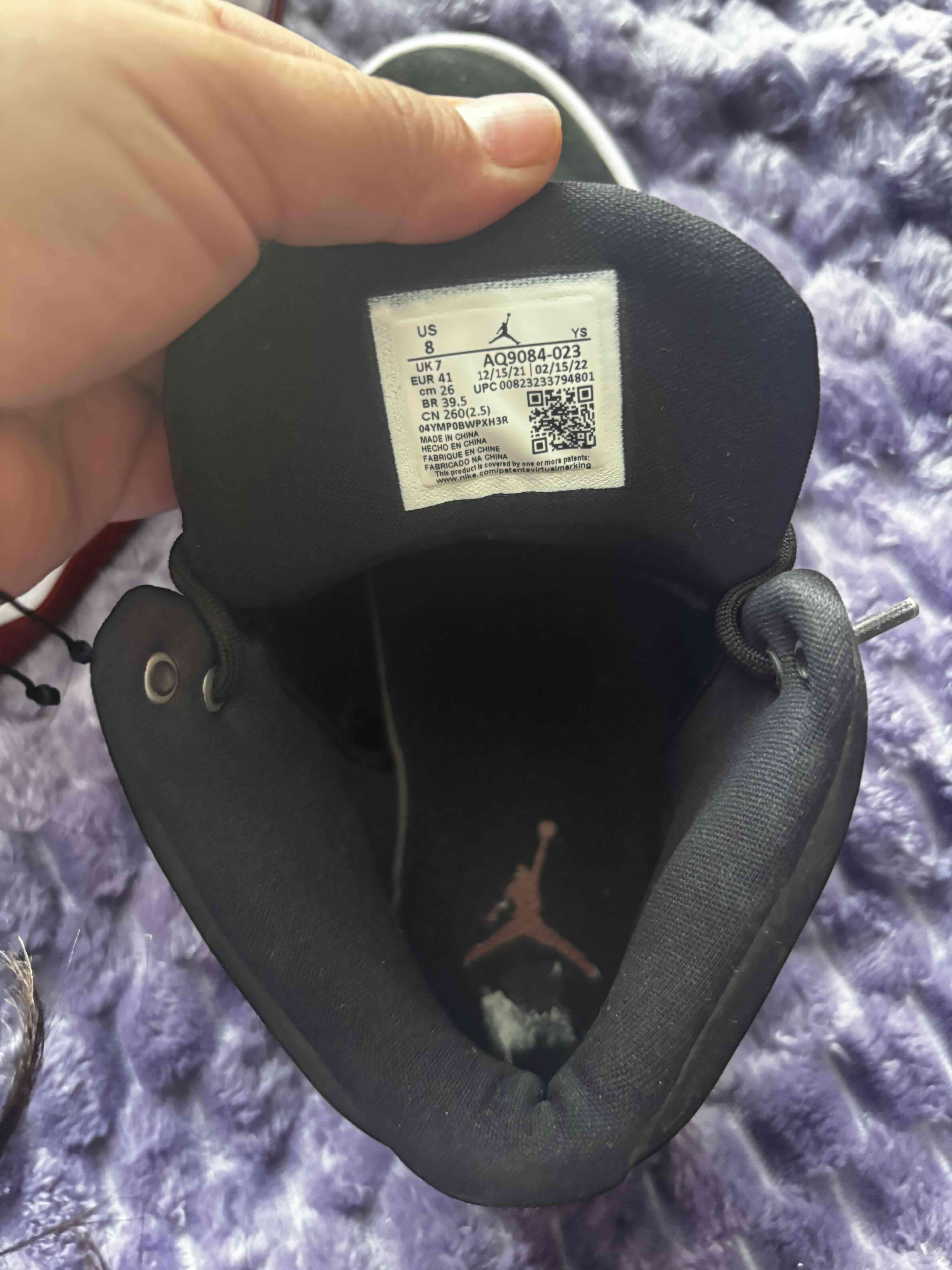 Zapatillas Jordan negras con rojo original - miniatura 4