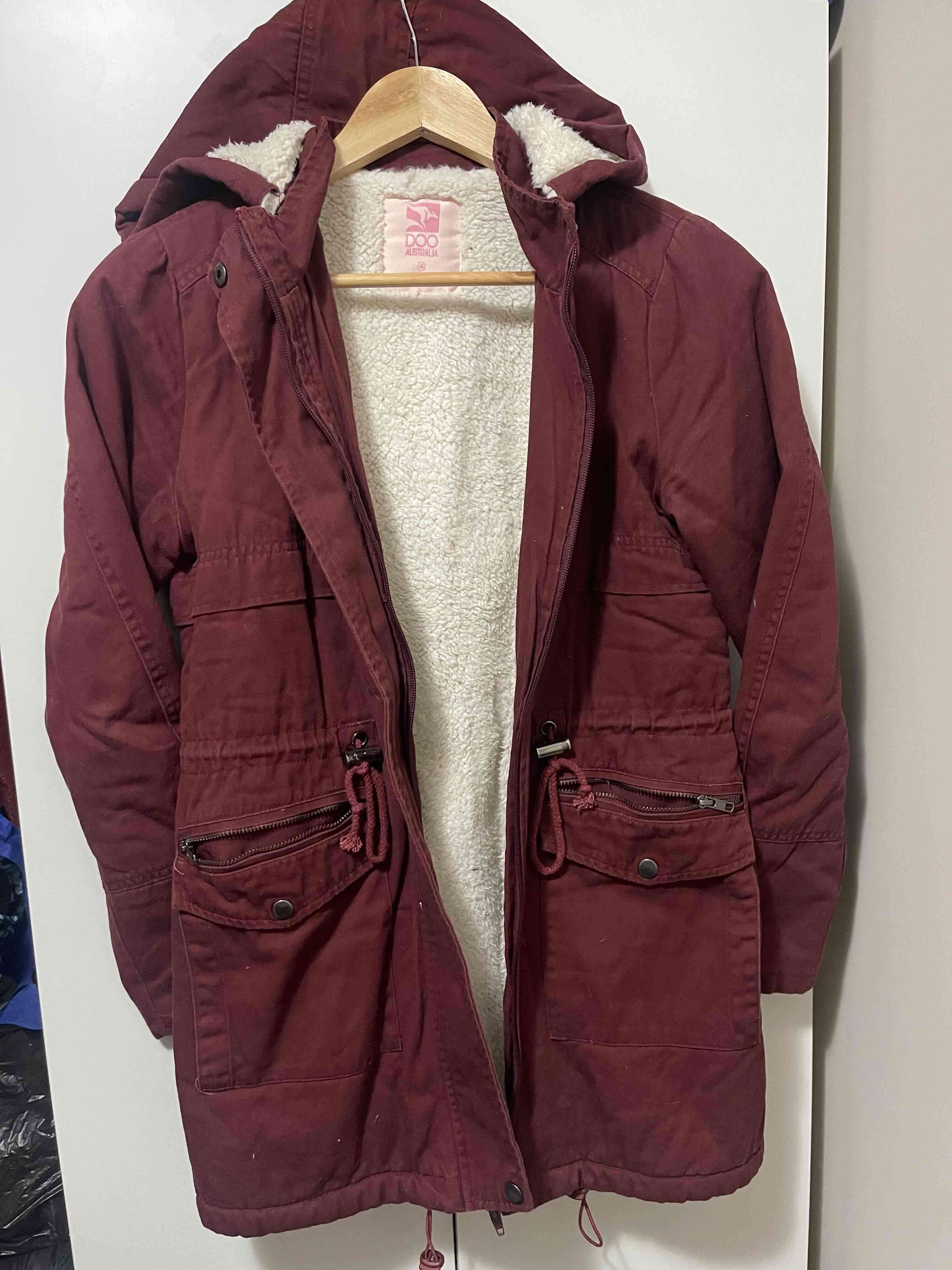 Chaqueta burdeo con capucha - miniatura 2