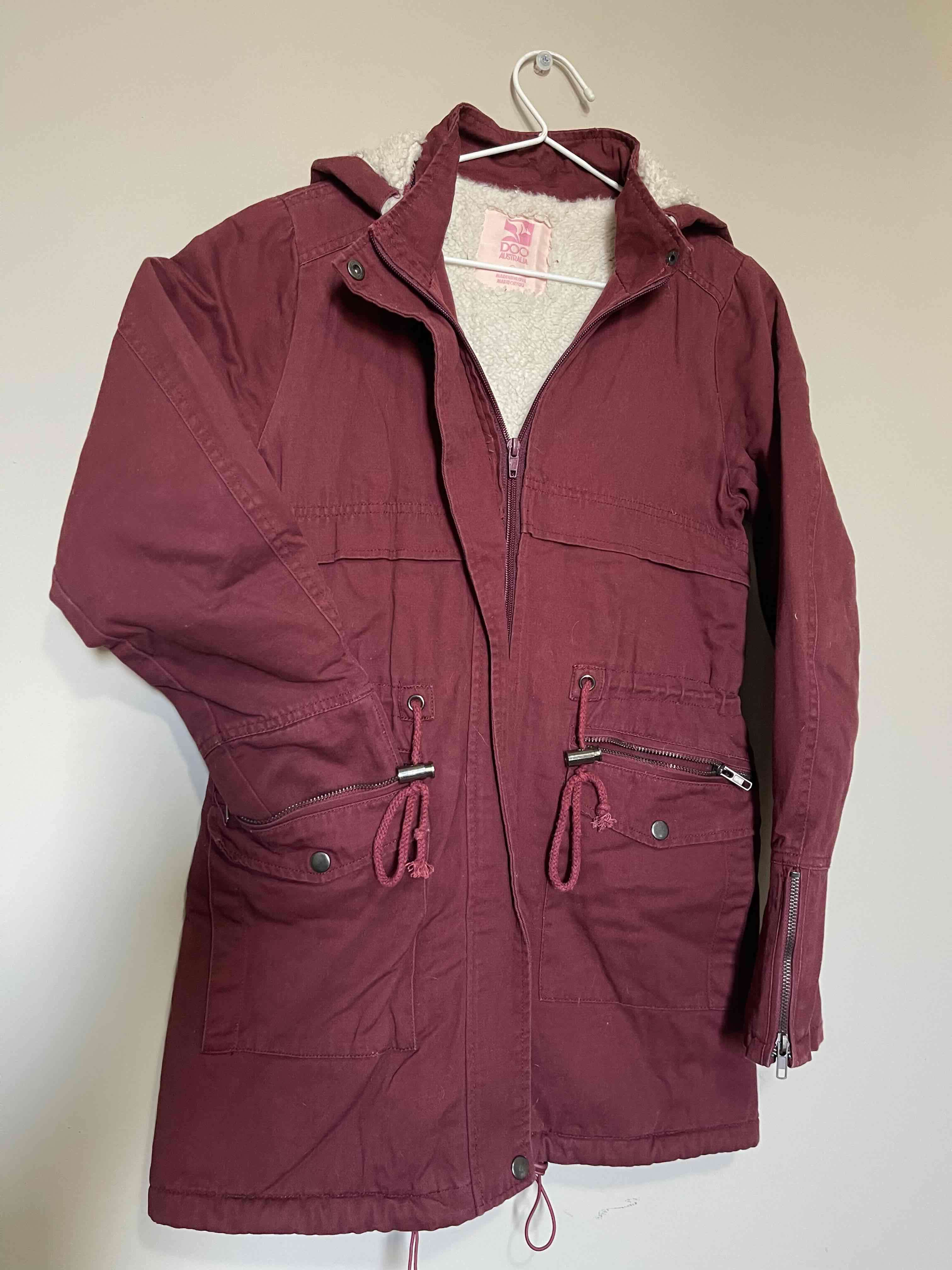 Chaqueta burdeo con capucha - miniatura 3