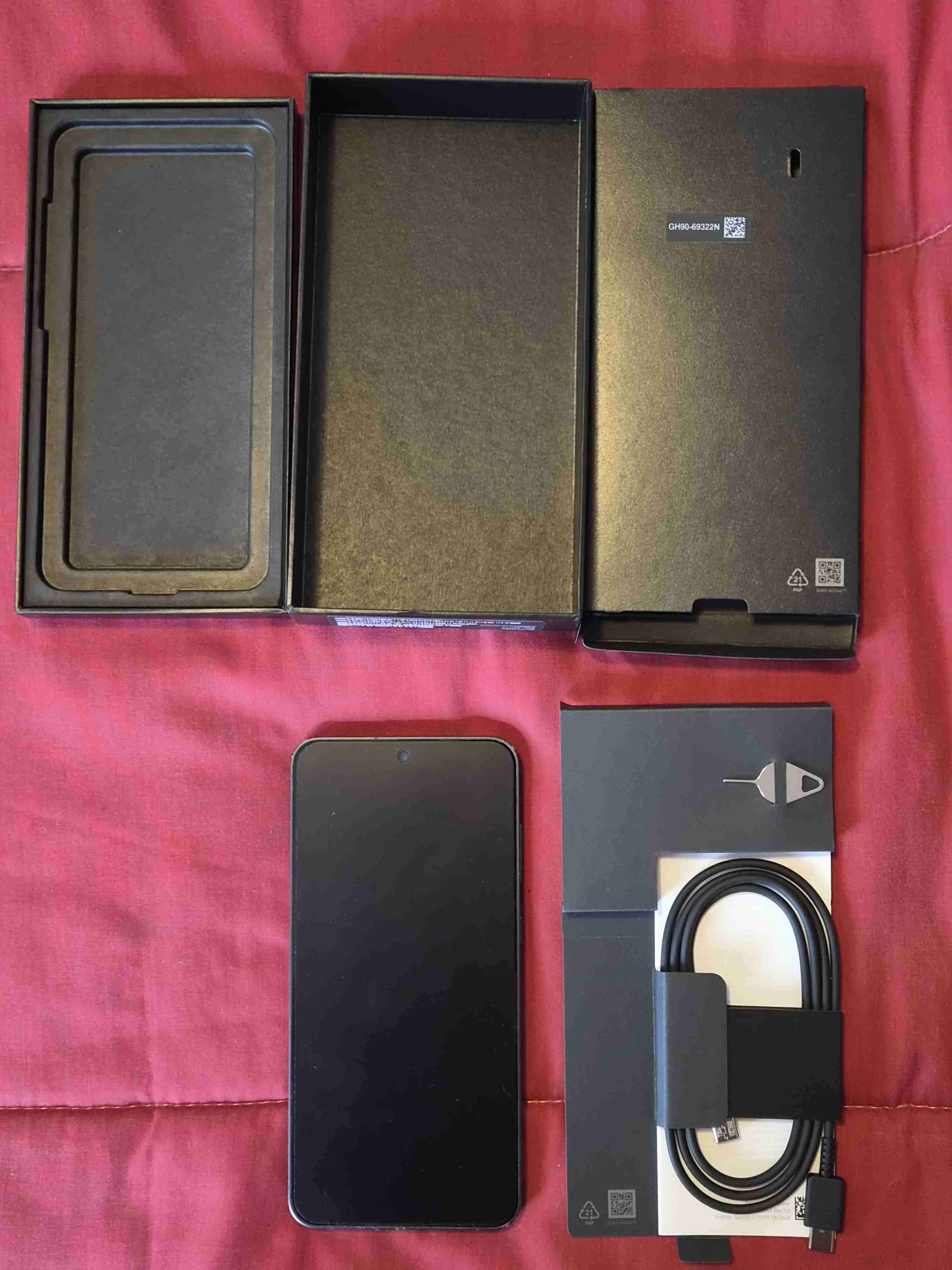 Smartphone con caja y accesorios - miniatura 1