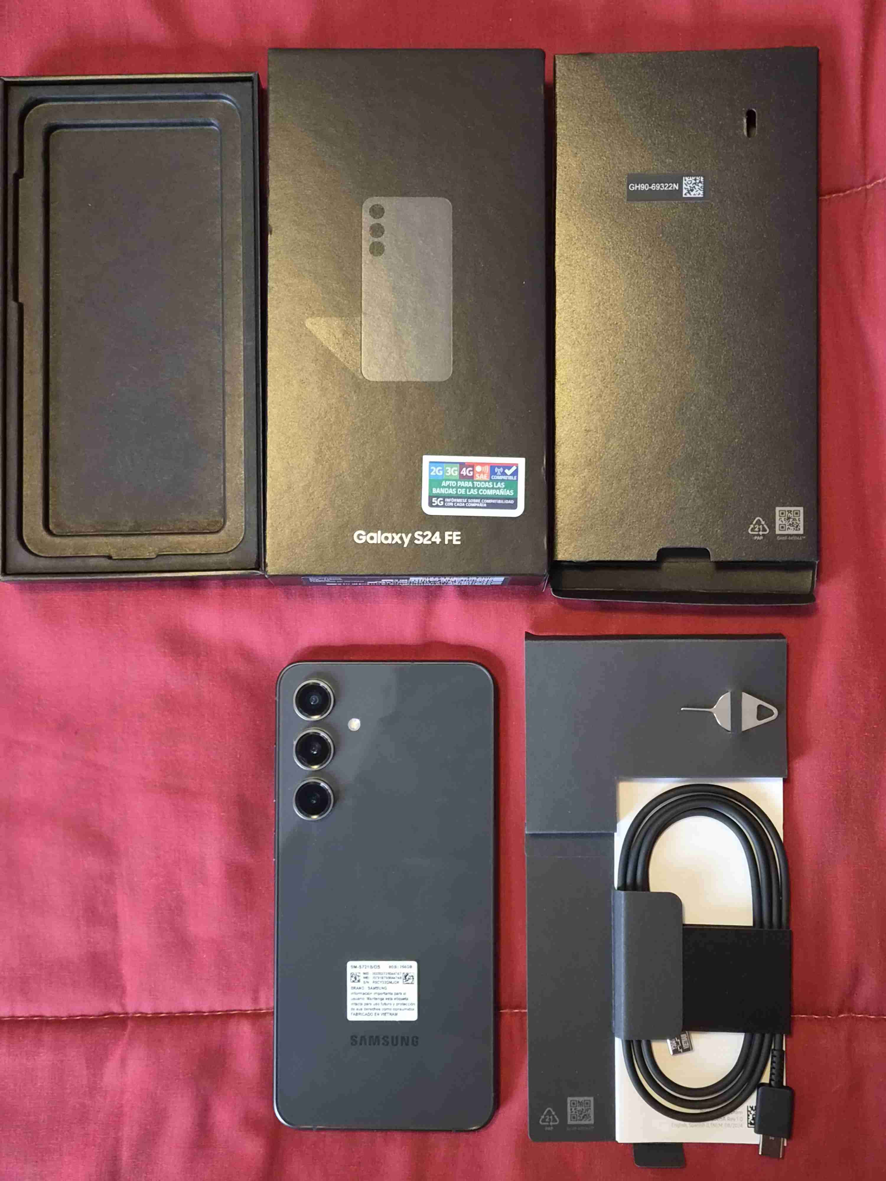 Smartphone con caja y accesorios - miniatura 2