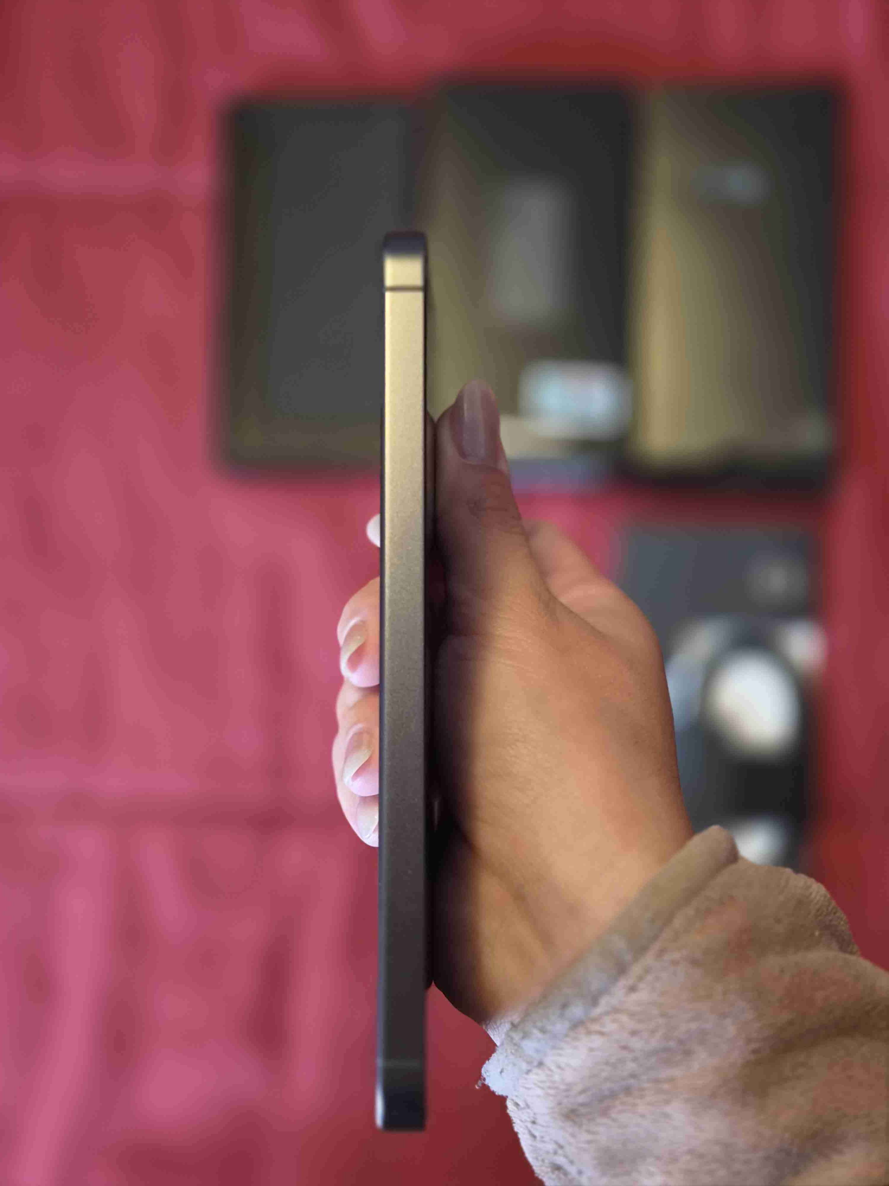 Smartphone con caja y accesorios - miniatura 5