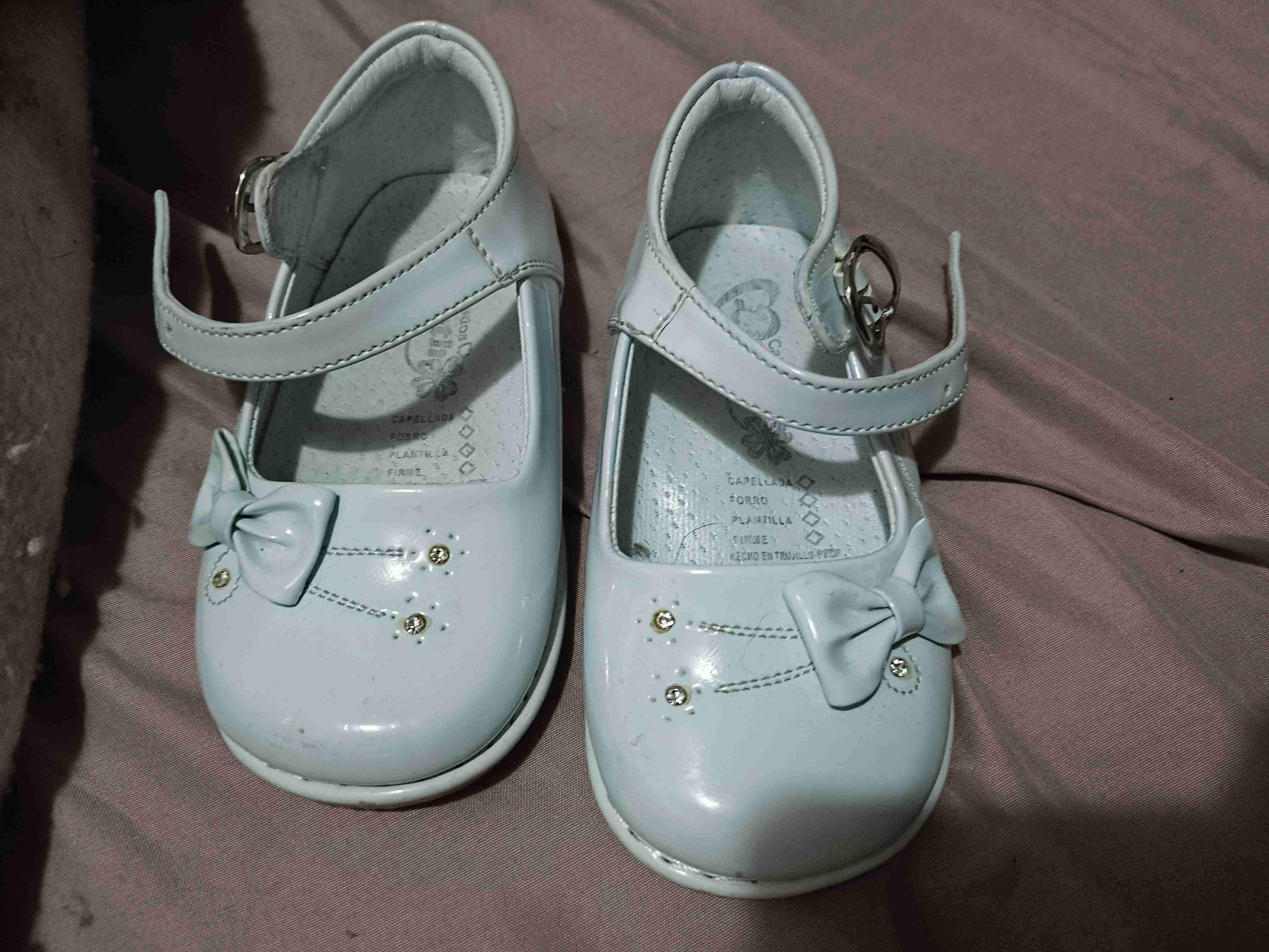 Zapatos blancos de niña talla 22 - miniatura 2