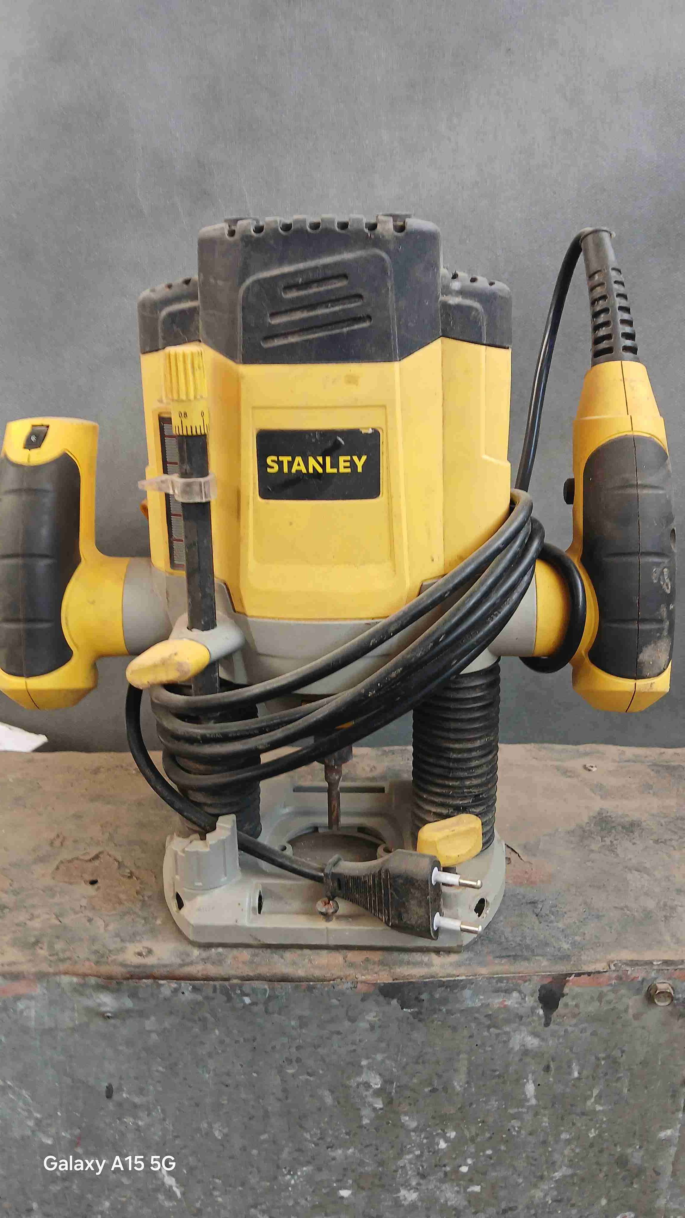 Fresadora Stanley 1200W usada - miniatura 2