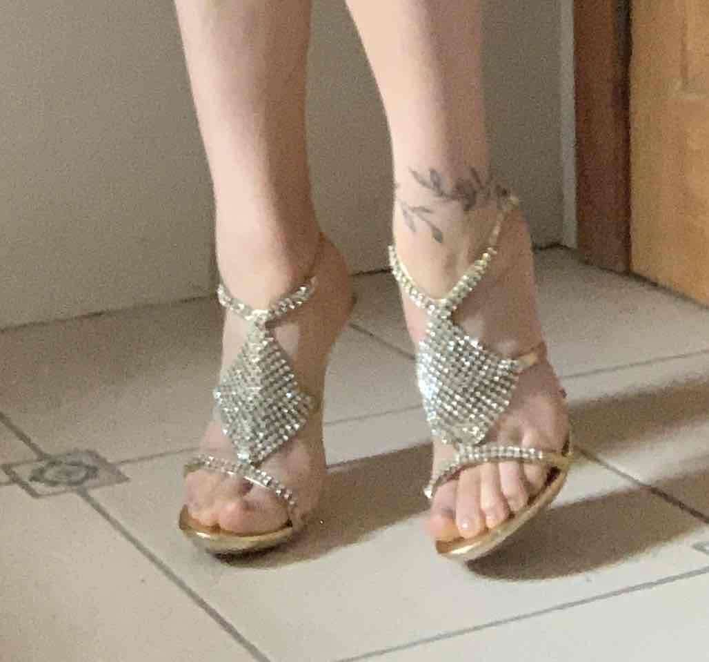 Tacones dorados elegantes - miniatura 2