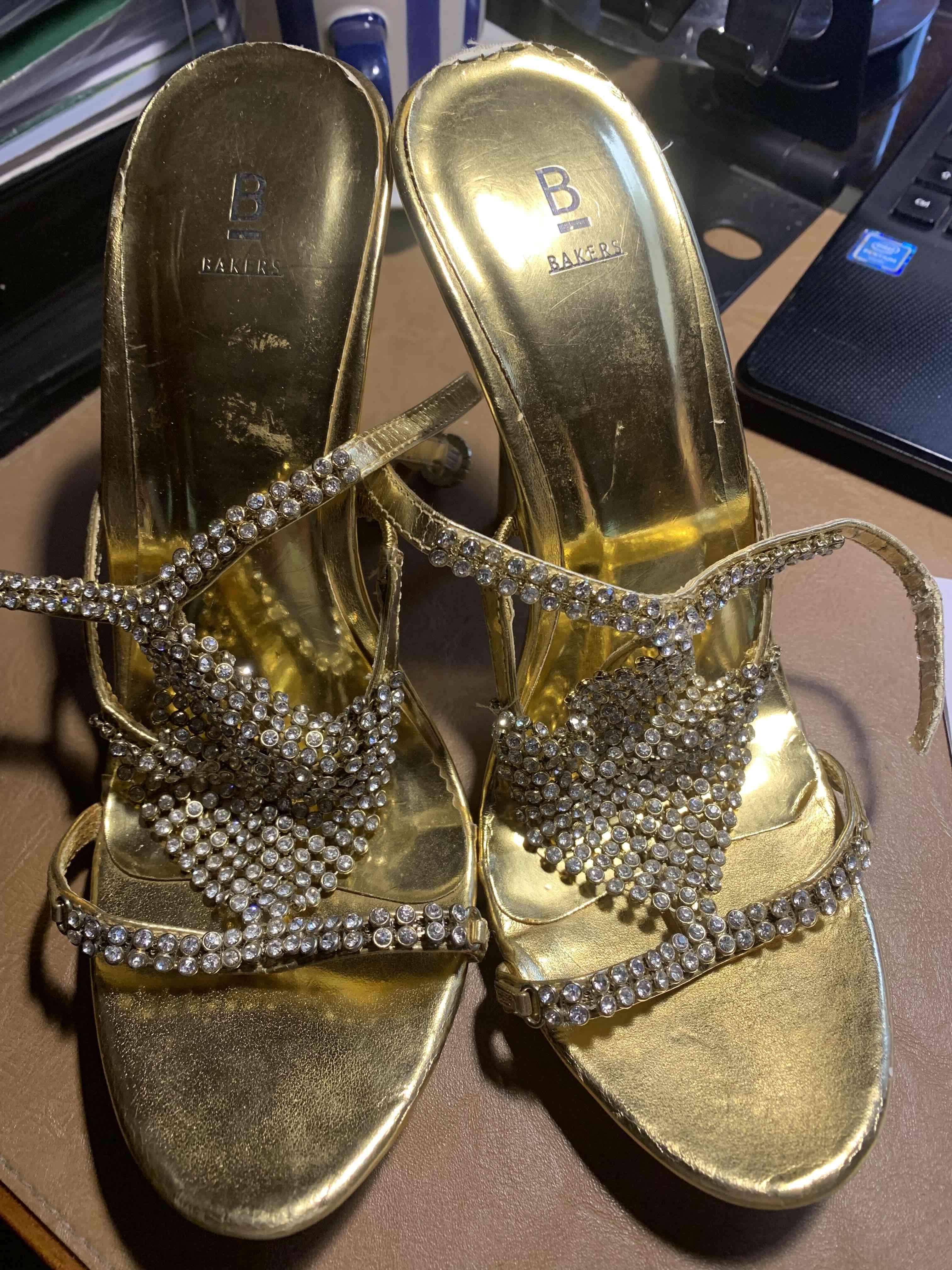 Tacones dorados elegantes - miniatura 3